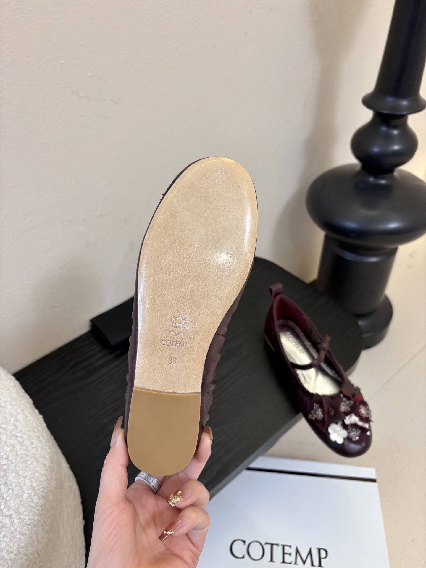 COTEM* 复古乐福鞋融合复古与现代感，采用孟克鞋结构，双扣带设计经典且具辨识度；鞋头的布洛克雕花元素