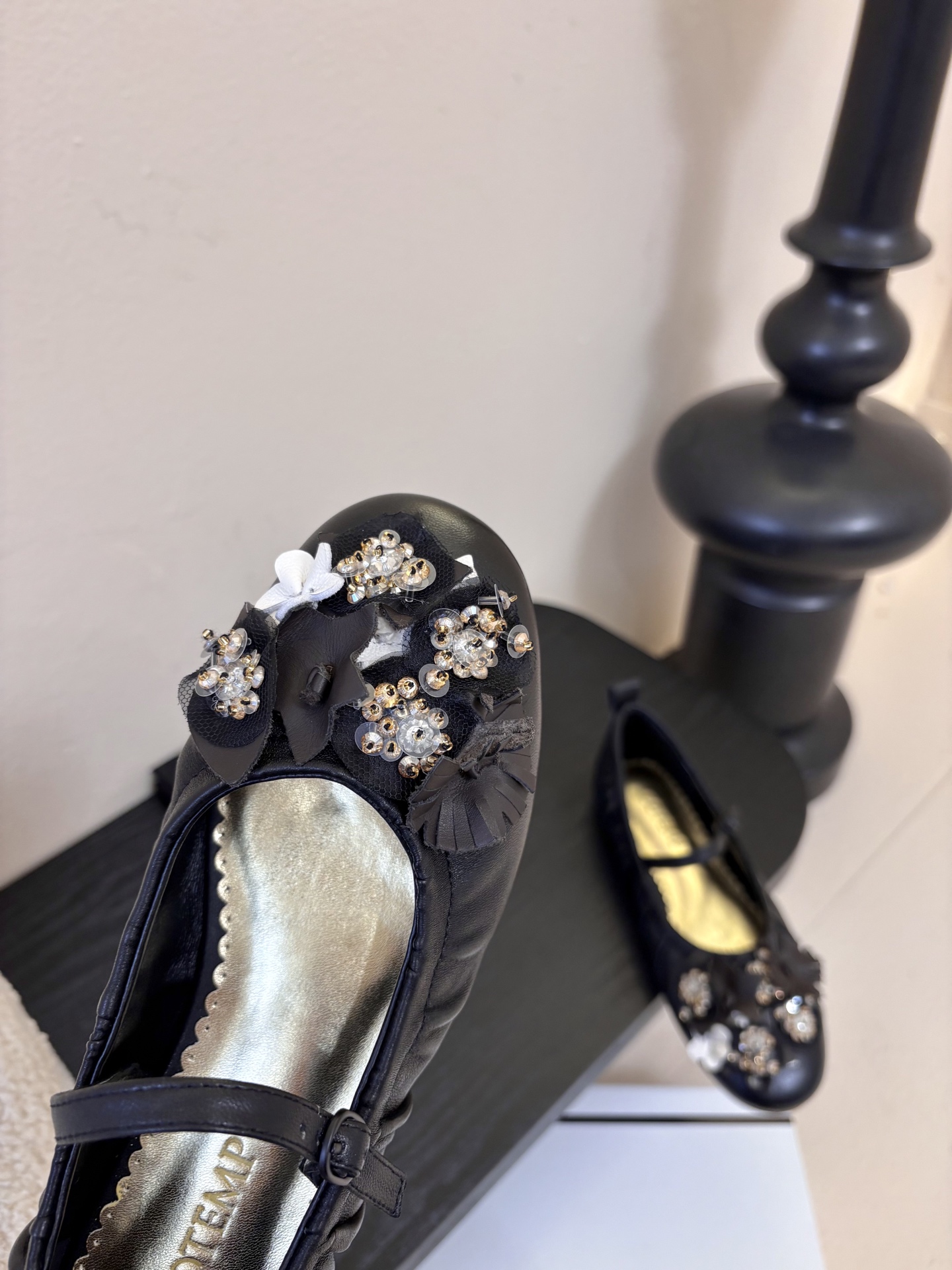 COTEM* 复古乐福鞋融合复古与现代感，采用孟克鞋结构，双扣带设计经典且具辨识度；鞋头的布洛克雕花元素