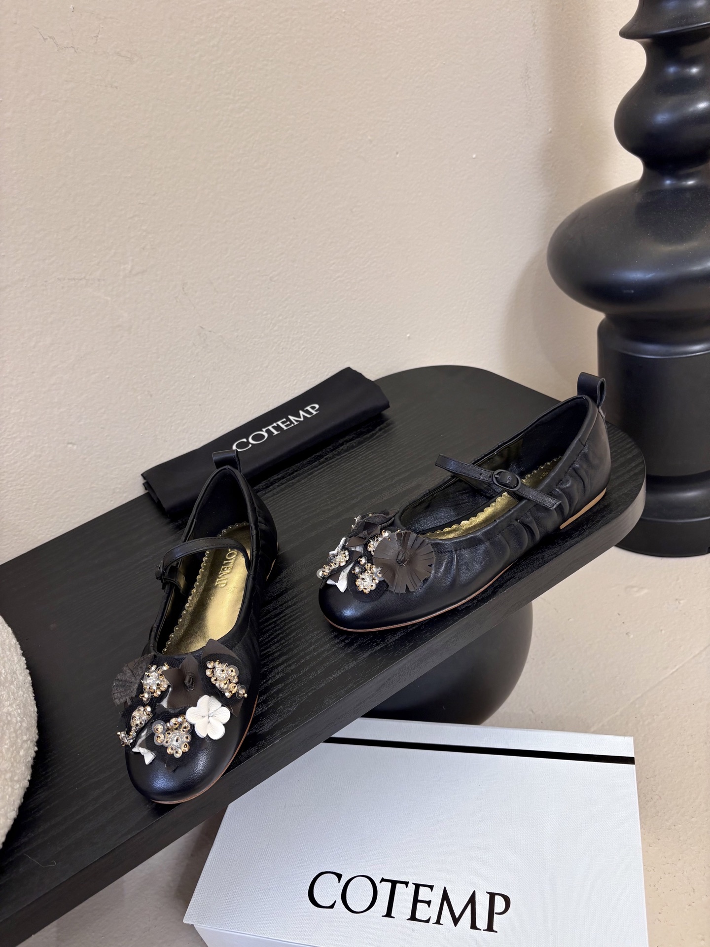 COTEM* 复古乐福鞋融合复古与现代感，采用孟克鞋结构，双扣带设计经典且具辨识度；鞋头的布洛克雕花元素