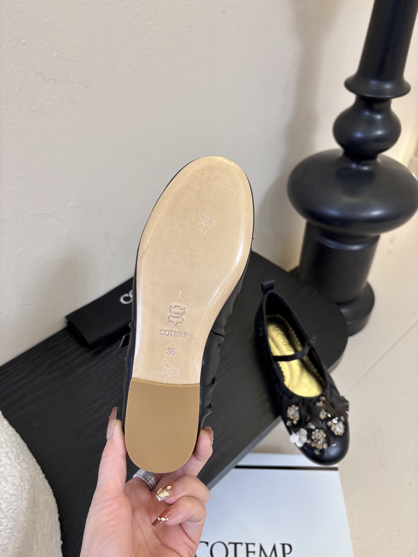 COTEM* 复古乐福鞋融合复古与现代感，采用孟克鞋结构，双扣带设计经典且具辨识度；鞋头的布洛克雕花元素