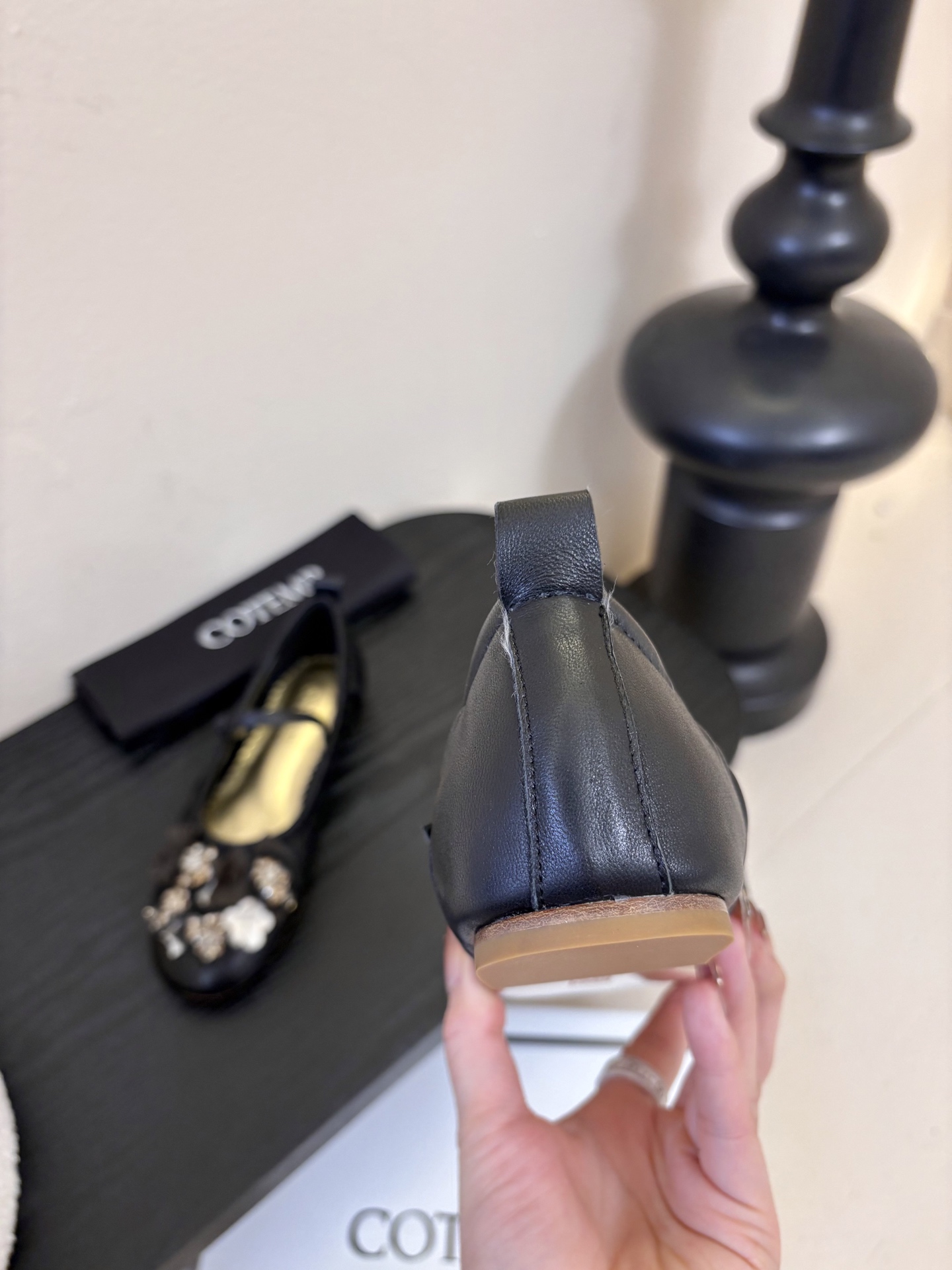 COTEM* 复古乐福鞋融合复古与现代感，采用孟克鞋结构，双扣带设计经典且具辨识度；鞋头的布洛克雕花元素