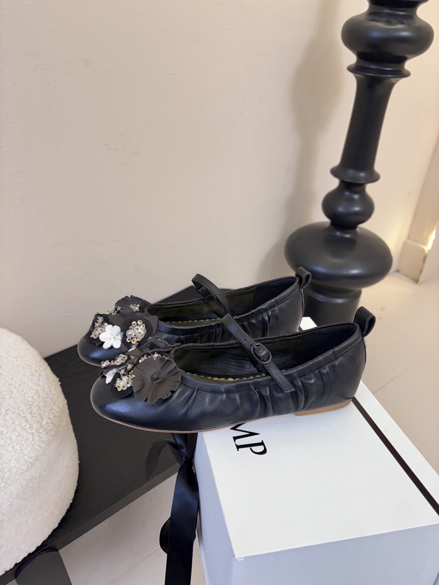 COTEM* 复古乐福鞋融合复古与现代感，采用孟克鞋结构，双扣带设计经典且具辨识度；鞋头的布洛克雕花元素