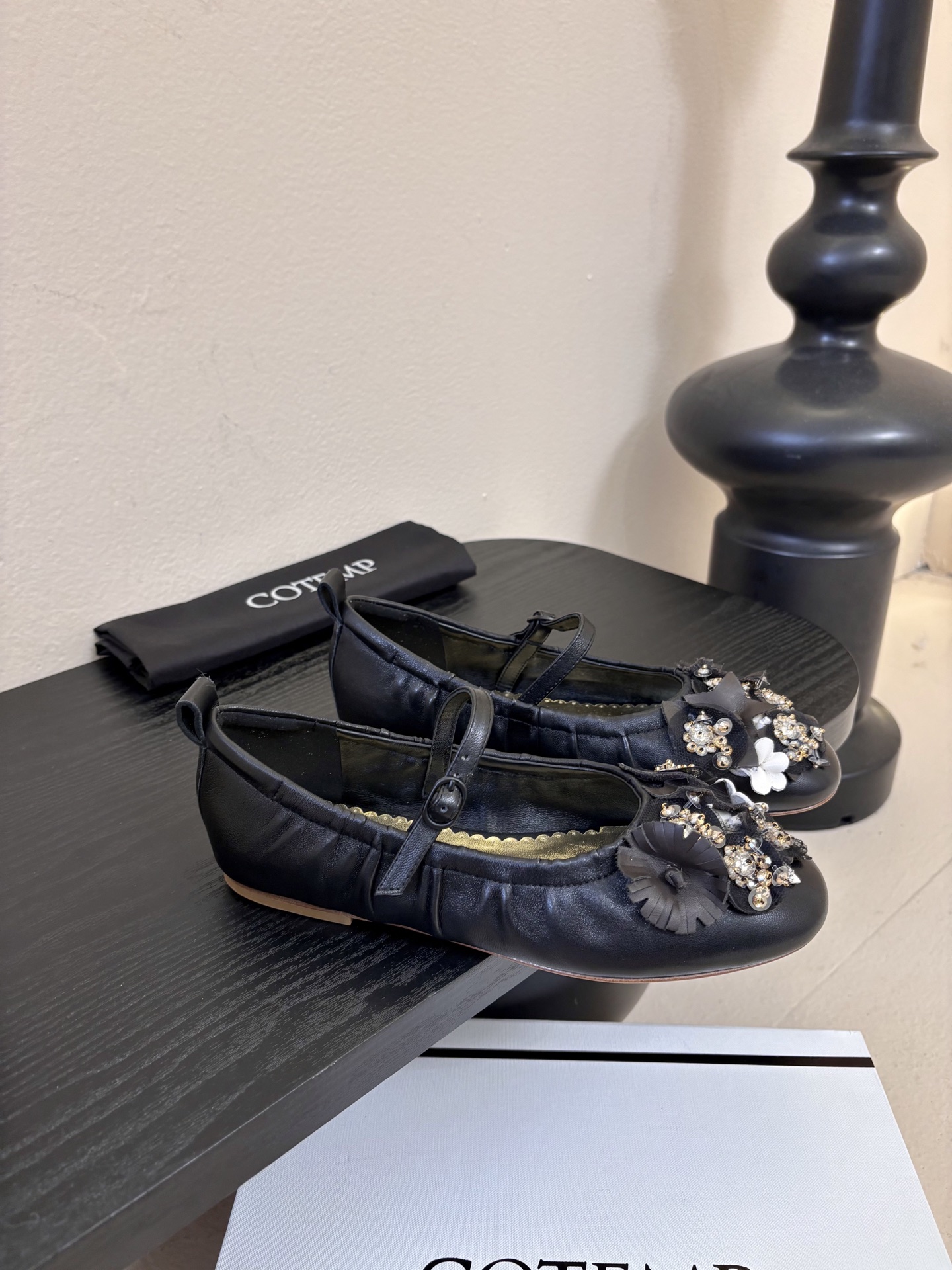 COTEM* 复古乐福鞋融合复古与现代感，采用孟克鞋结构，双扣带设计经典且具辨识度；鞋头的布洛克雕花元素