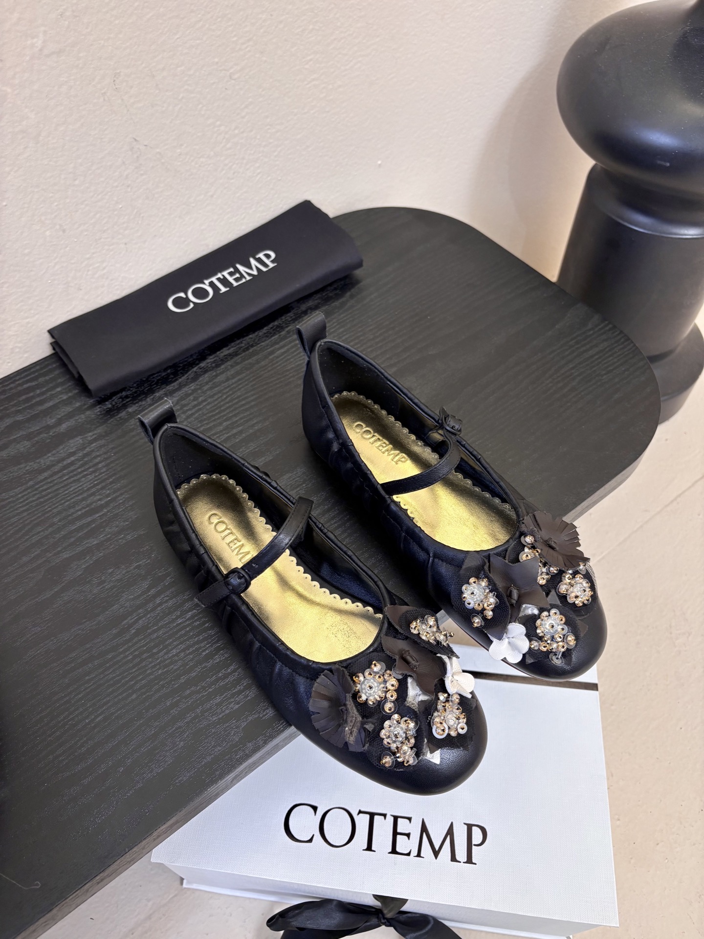 COTEM* 复古乐福鞋融合复古与现代感，采用孟克鞋结构，双扣带设计经典且具辨识度；鞋头的布洛克雕花元素