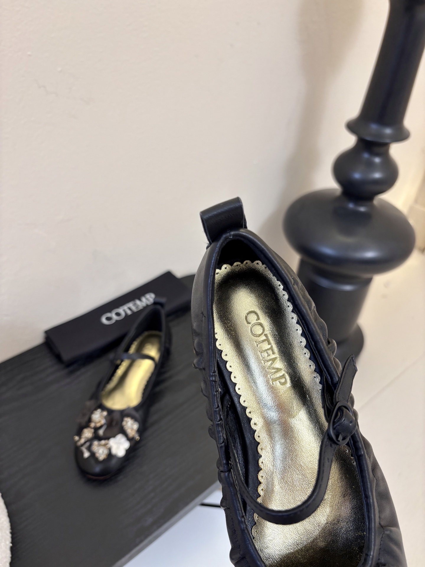 COTEM* 复古乐福鞋融合复古与现代感，采用孟克鞋结构，双扣带设计经典且具辨识度；鞋头的布洛克雕花元素