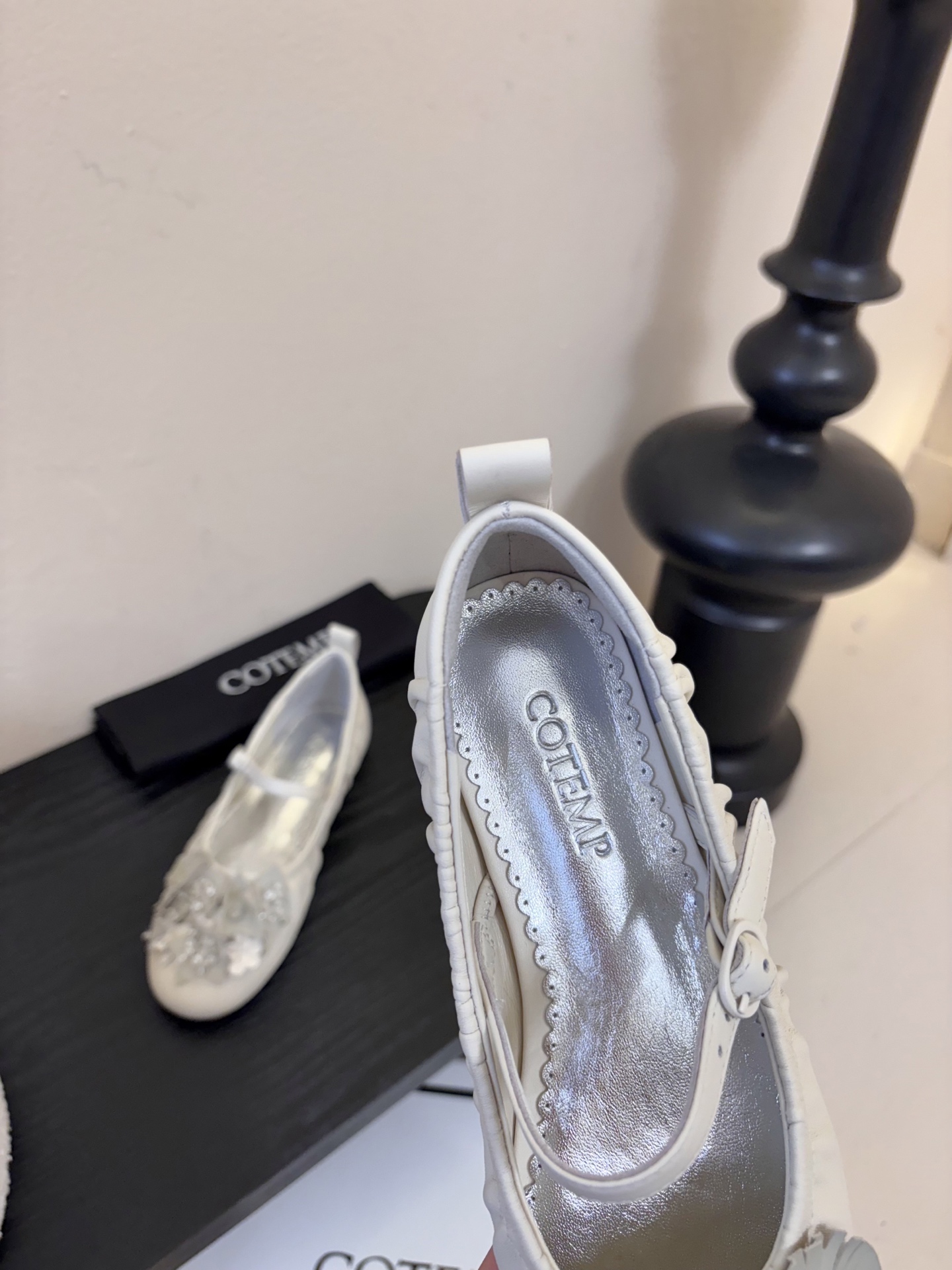 COTEM* 复古乐福鞋融合复古与现代感，采用孟克鞋结构，双扣带设计经典且具辨识度；鞋头的布洛克雕花元素