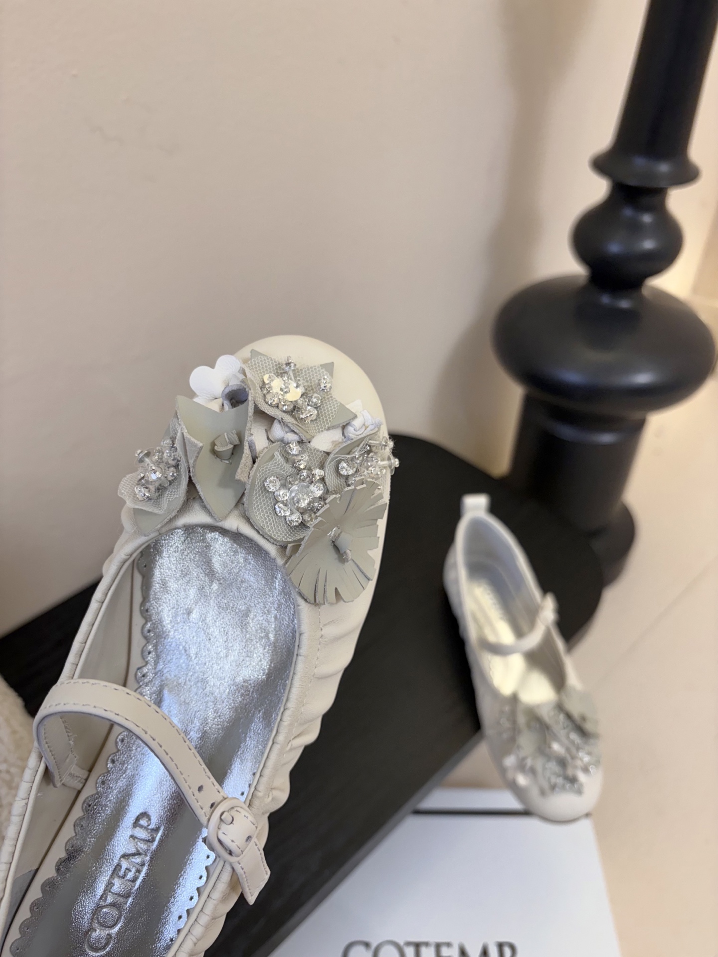 COTEM* 复古乐福鞋融合复古与现代感，采用孟克鞋结构，双扣带设计经典且具辨识度；鞋头的布洛克雕花元素