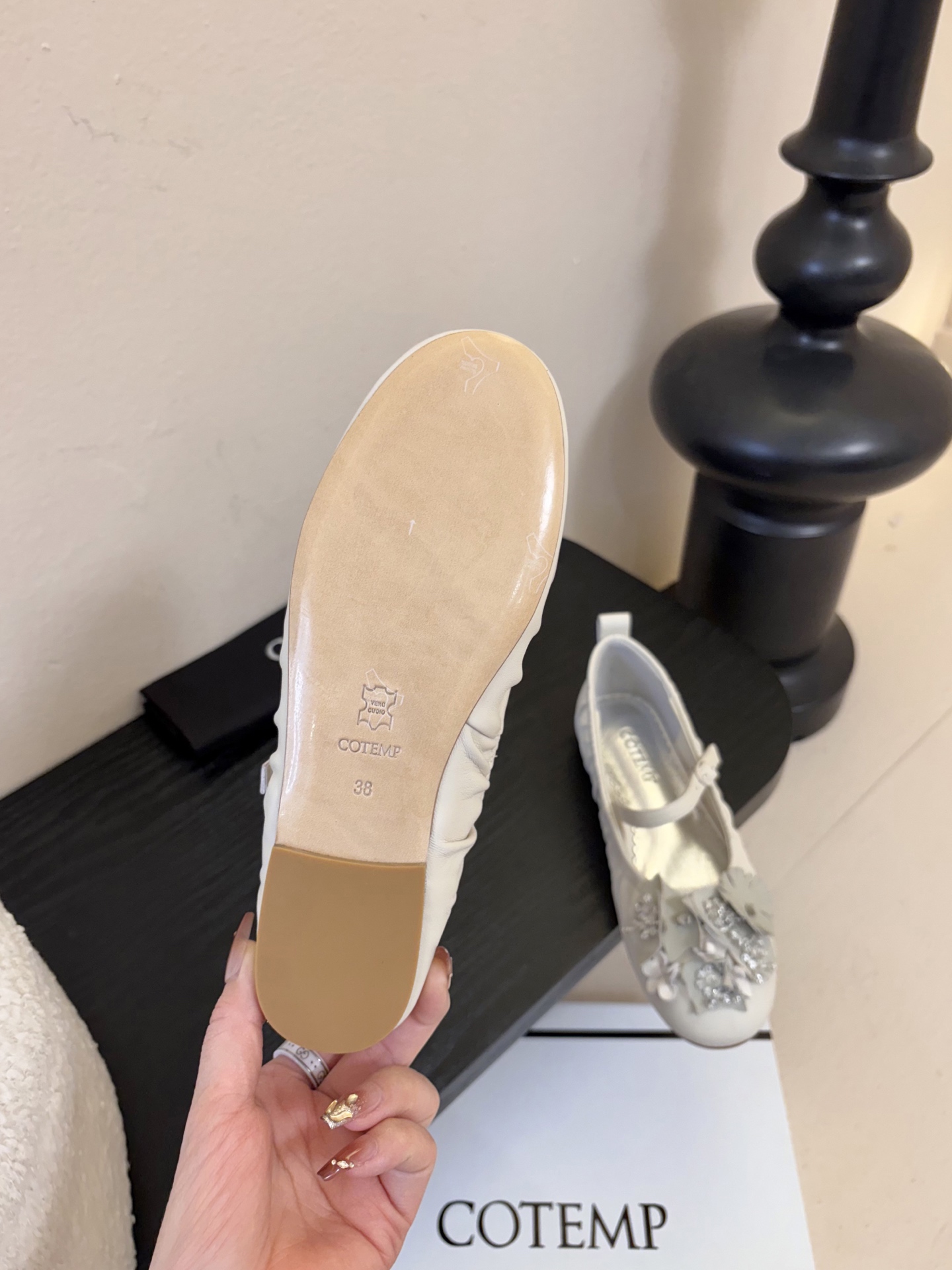 COTEM* 复古乐福鞋融合复古与现代感，采用孟克鞋结构，双扣带设计经典且具辨识度；鞋头的布洛克雕花元素