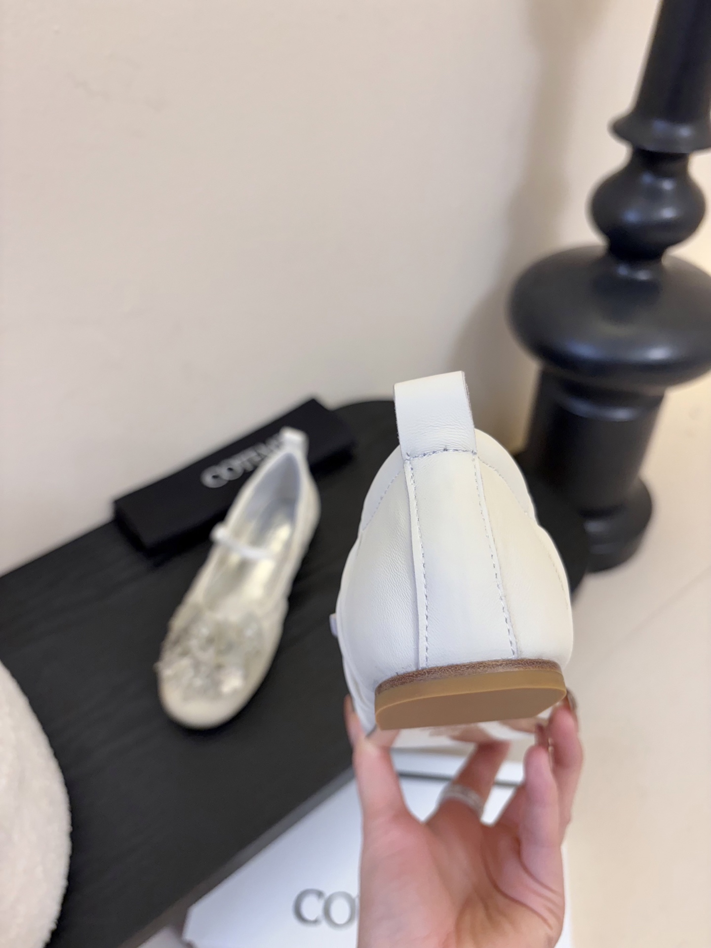 COTEM* 复古乐福鞋融合复古与现代感，采用孟克鞋结构，双扣带设计经典且具辨识度；鞋头的布洛克雕花元素