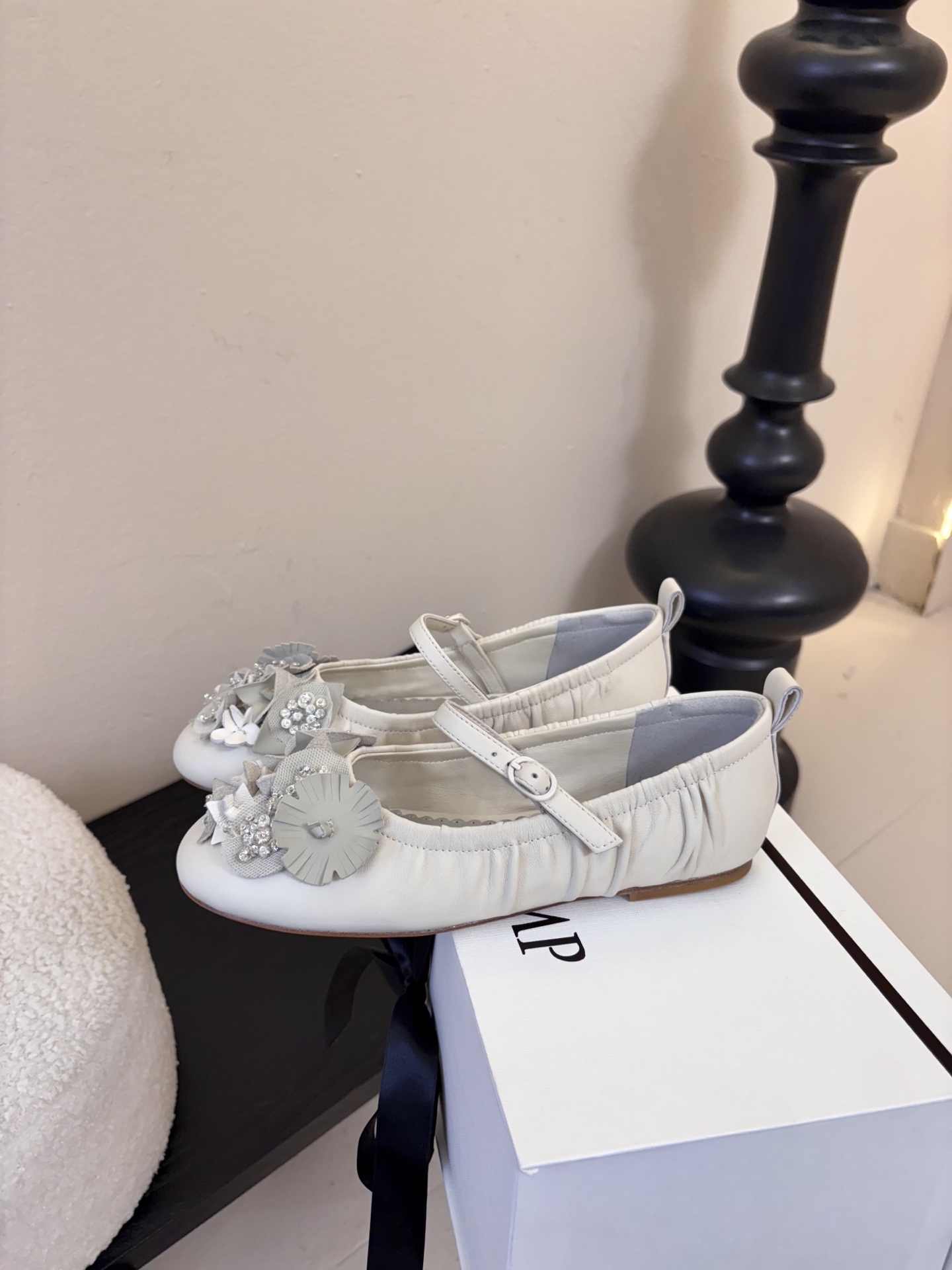 COTEM* 复古乐福鞋融合复古与现代感，采用孟克鞋结构，双扣带设计经典且具辨识度；鞋头的布洛克雕花元素