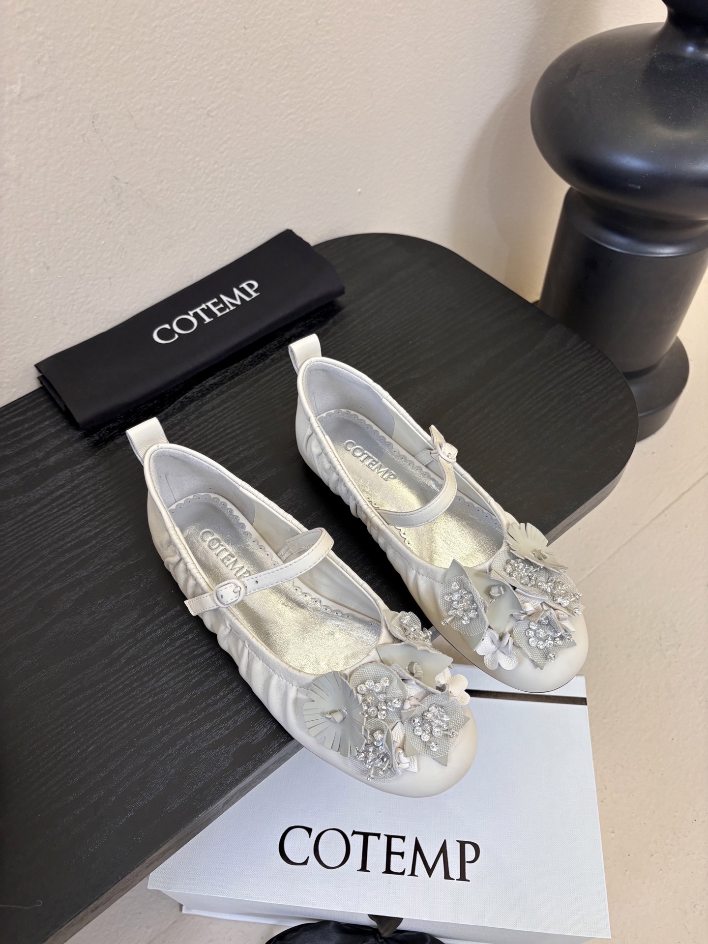 COTEM* 复古乐福鞋融合复古与现代感，采用孟克鞋结构，双扣带设计经典且具辨识度；鞋头的布洛克雕花元素