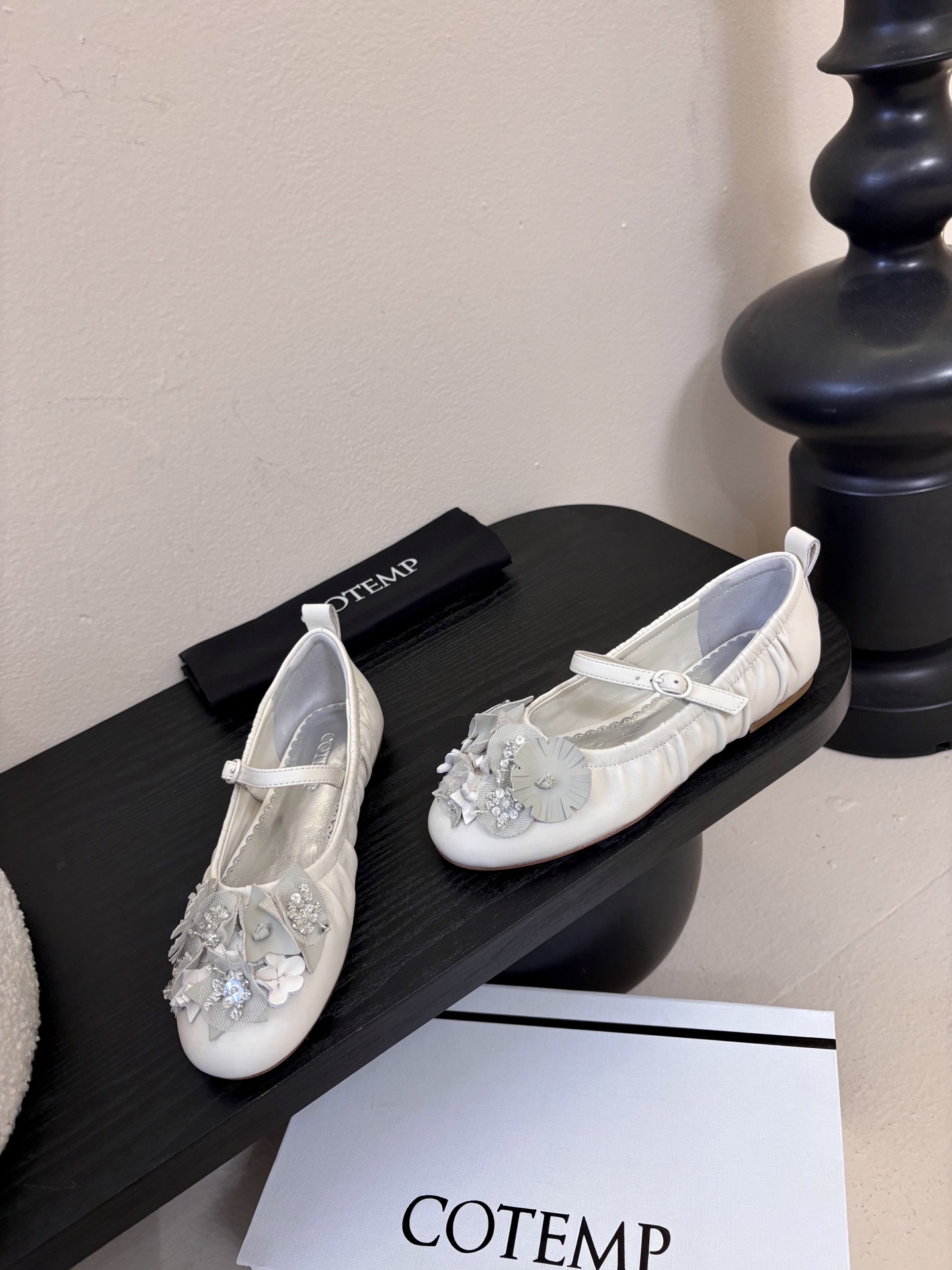 COTEM* 复古乐福鞋融合复古与现代感，采用孟克鞋结构，双扣带设计经典且具辨识度；鞋头的布洛克雕花元素