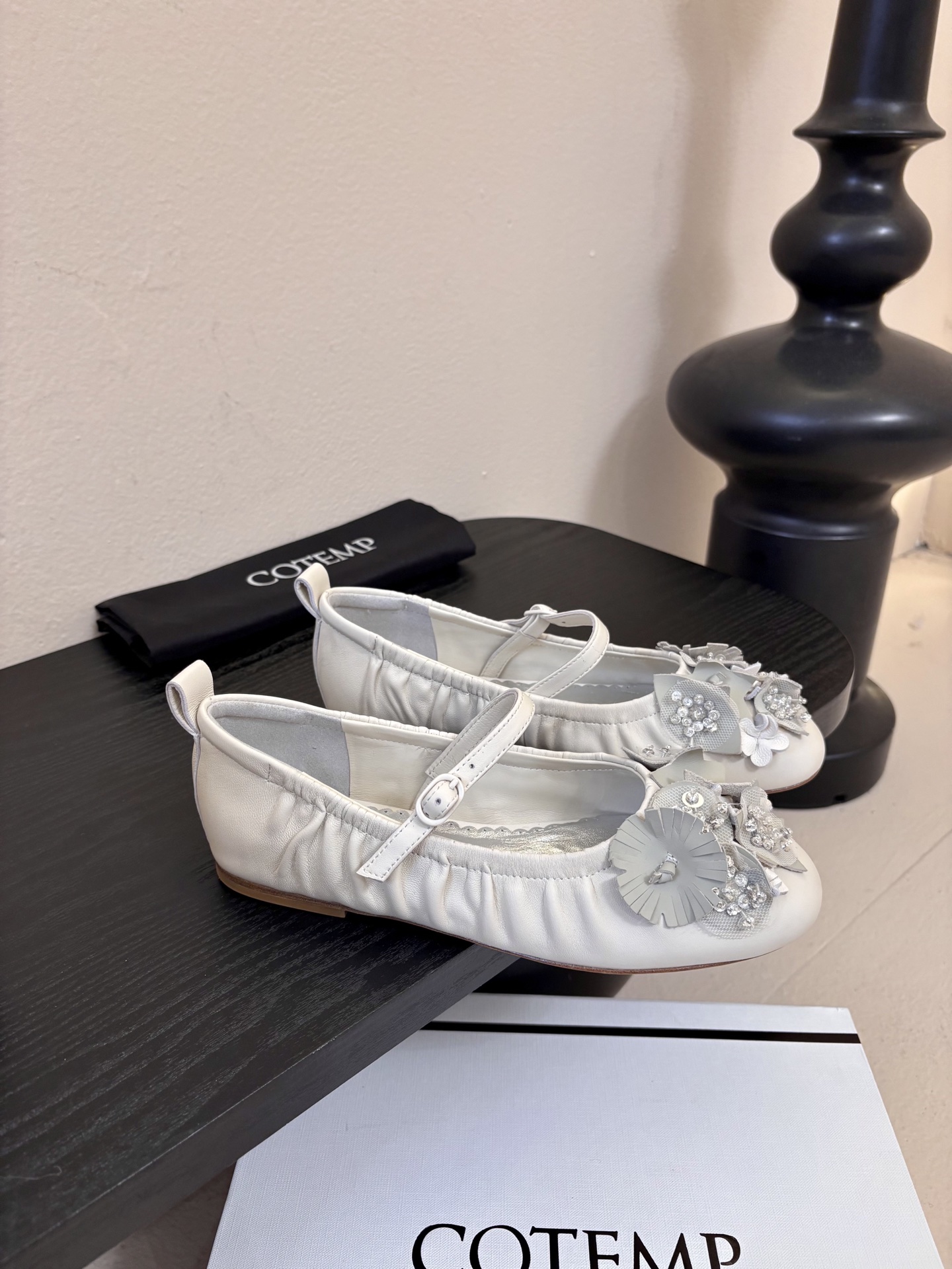 COTEM* 复古乐福鞋融合复古与现代感，采用孟克鞋结构，双扣带设计经典且具辨识度；鞋头的布洛克雕花元素