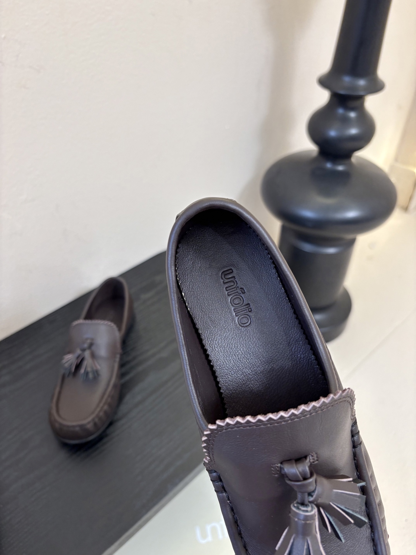 unfolio26春夏手工流苏装饰褶皱乐福鞋精致松弛，恰到好处。鞋面撞色流苏设计简约灵动，行走间自然晃动