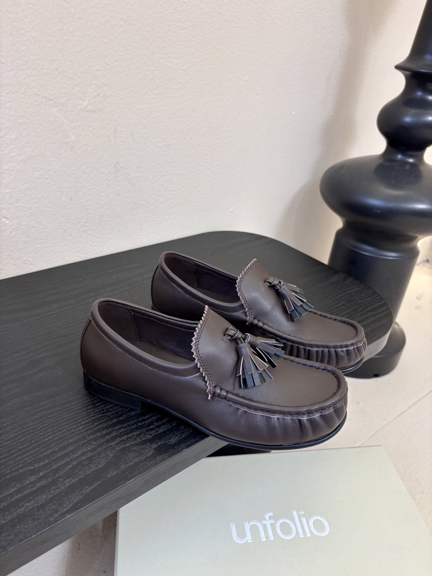 unfolio26春夏手工流苏装饰褶皱乐福鞋精致松弛，恰到好处。鞋面撞色流苏设计简约灵动，行走间自然晃动