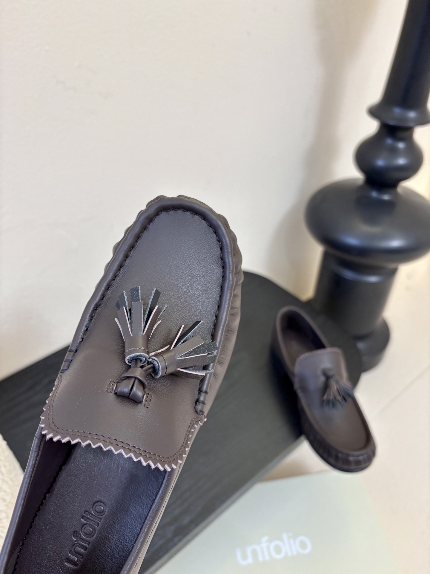 unfolio26春夏手工流苏装饰褶皱乐福鞋精致松弛，恰到好处。鞋面撞色流苏设计简约灵动，行走间自然晃动