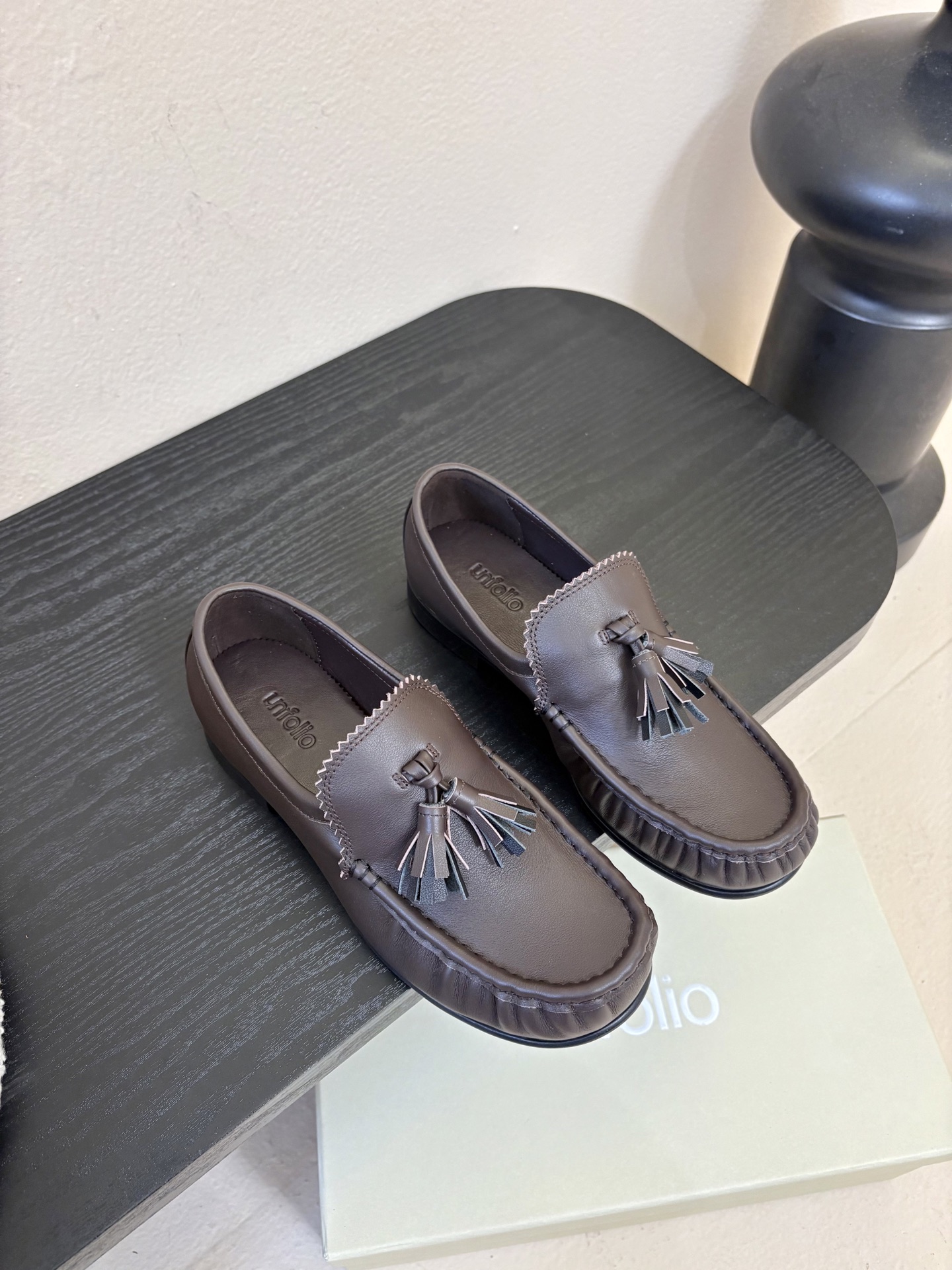 unfolio26春夏手工流苏装饰褶皱乐福鞋精致松弛，恰到好处。鞋面撞色流苏设计简约灵动，行走间自然晃动