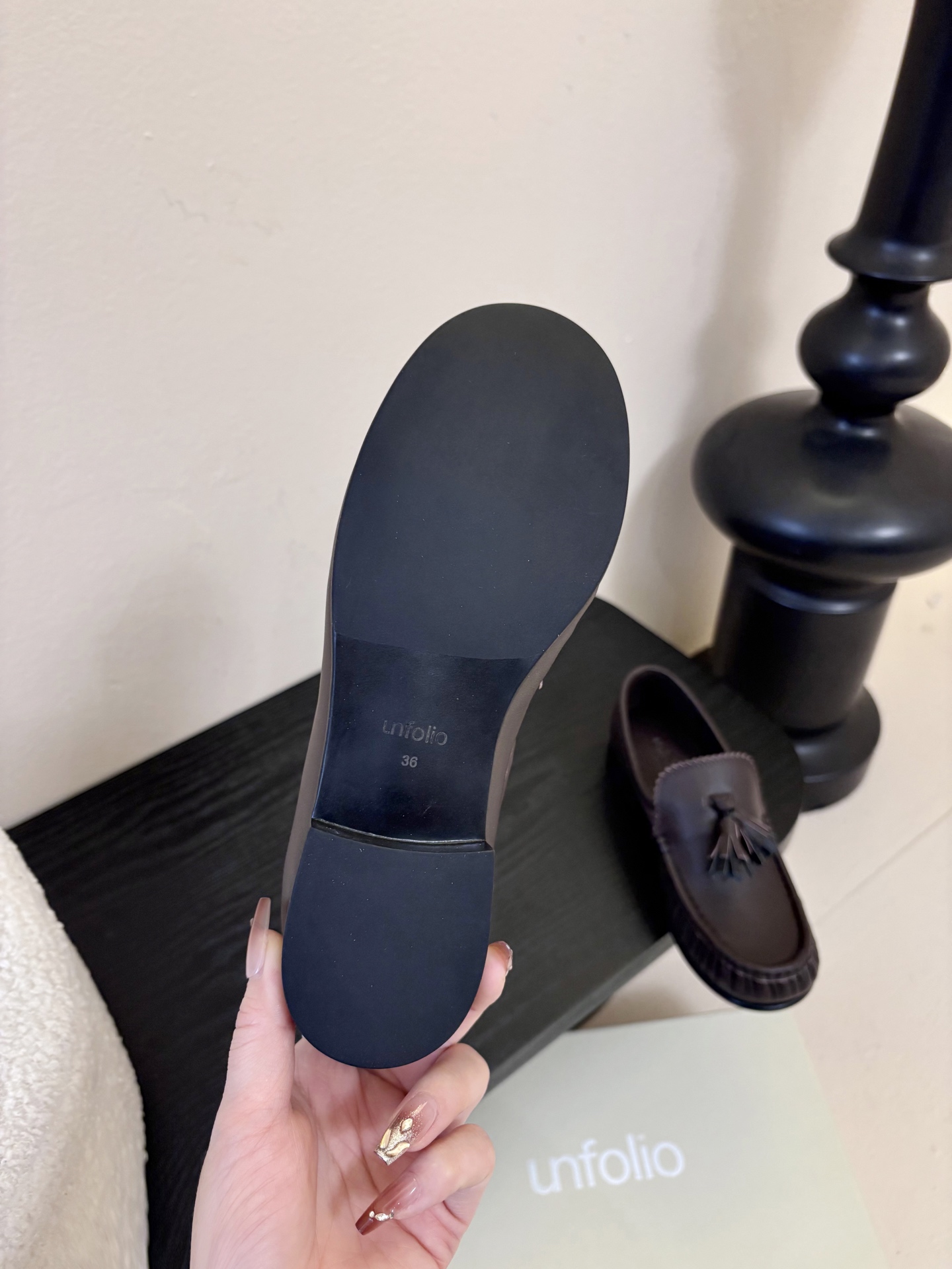 unfolio26春夏手工流苏装饰褶皱乐福鞋精致松弛，恰到好处。鞋面撞色流苏设计简约灵动，行走间自然晃动