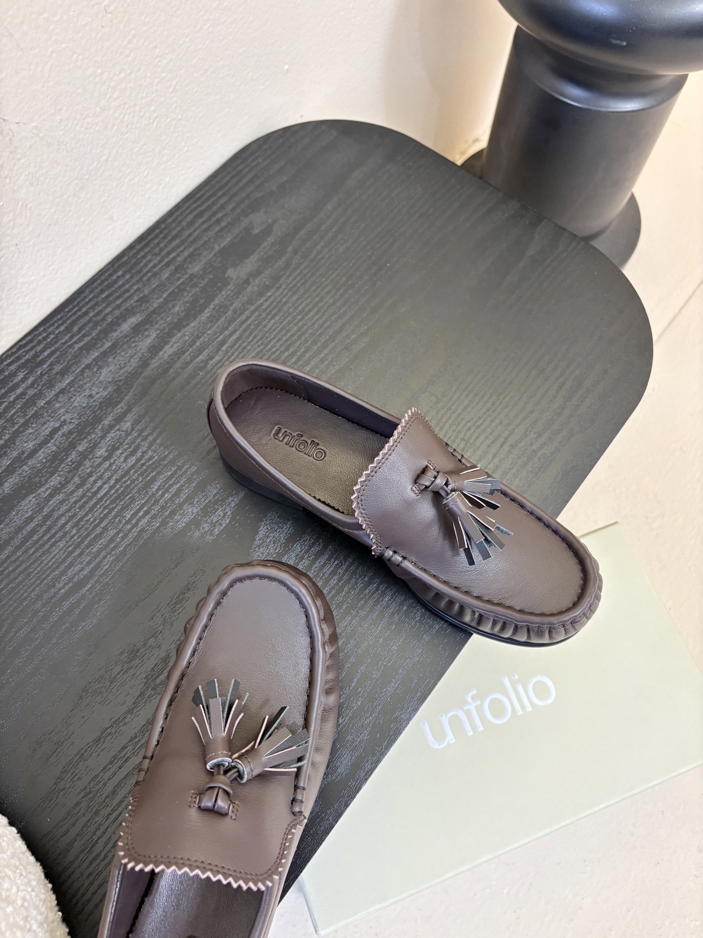 unfolio26春夏手工流苏装饰褶皱乐福鞋精致松弛，恰到好处。鞋面撞色流苏设计简约灵动，行走间自然晃动