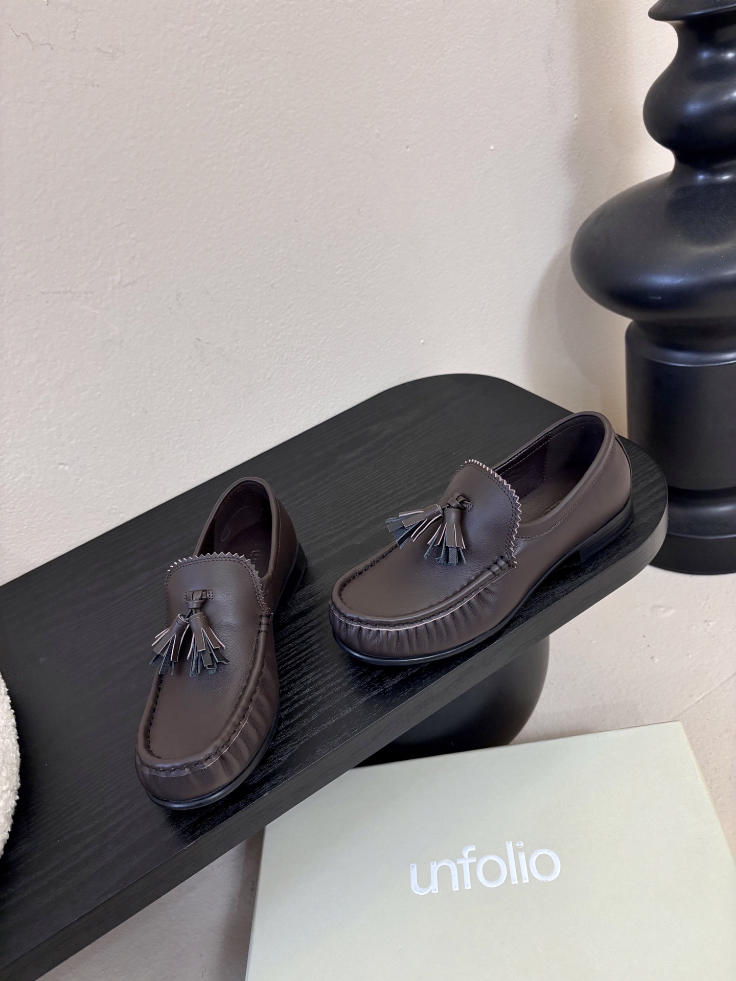 unfolio26春夏手工流苏装饰褶皱乐福鞋精致松弛，恰到好处。鞋面撞色流苏设计简约灵动，行走间自然晃动