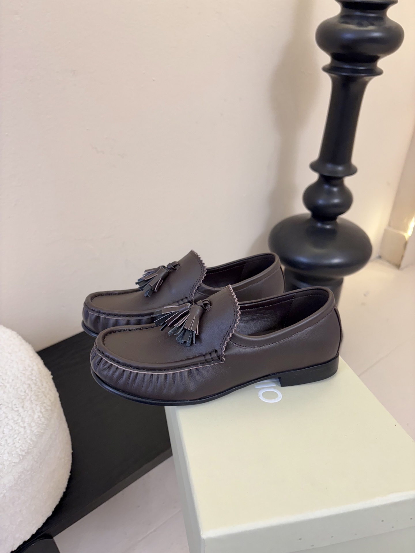 unfolio26春夏手工流苏装饰褶皱乐福鞋精致松弛，恰到好处。鞋面撞色流苏设计简约灵动，行走间自然晃动