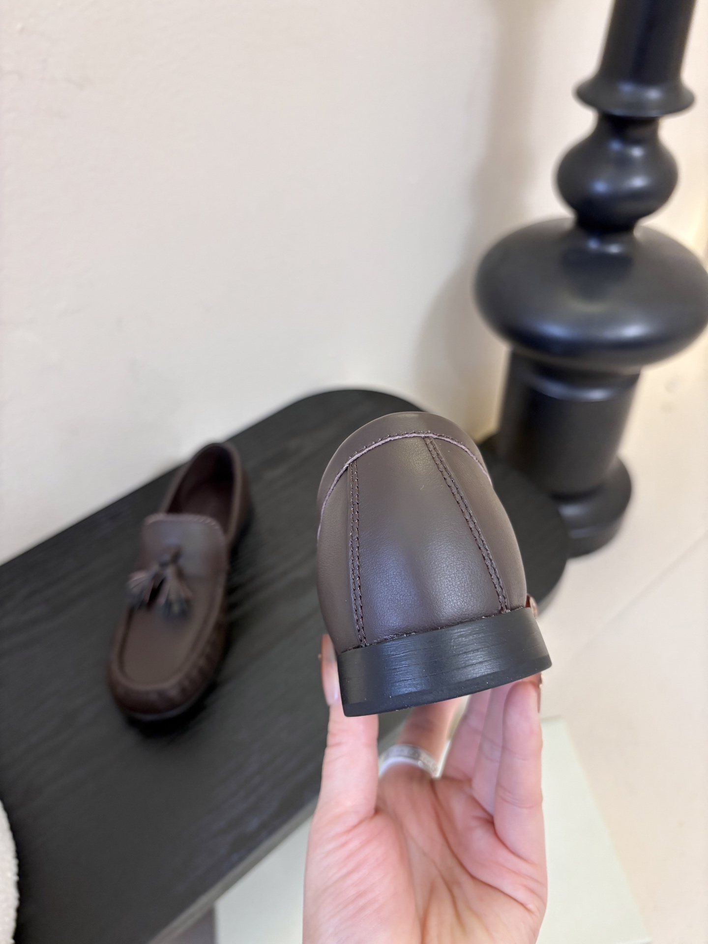 unfolio26春夏手工流苏装饰褶皱乐福鞋精致松弛，恰到好处。鞋面撞色流苏设计简约灵动，行走间自然晃动