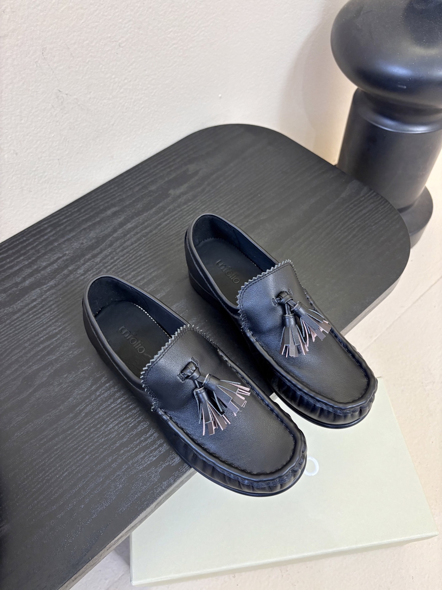 unfolio26春夏手工流苏装饰褶皱乐福鞋精致松弛，恰到好处。鞋面撞色流苏设计简约灵动，行走间自然晃动