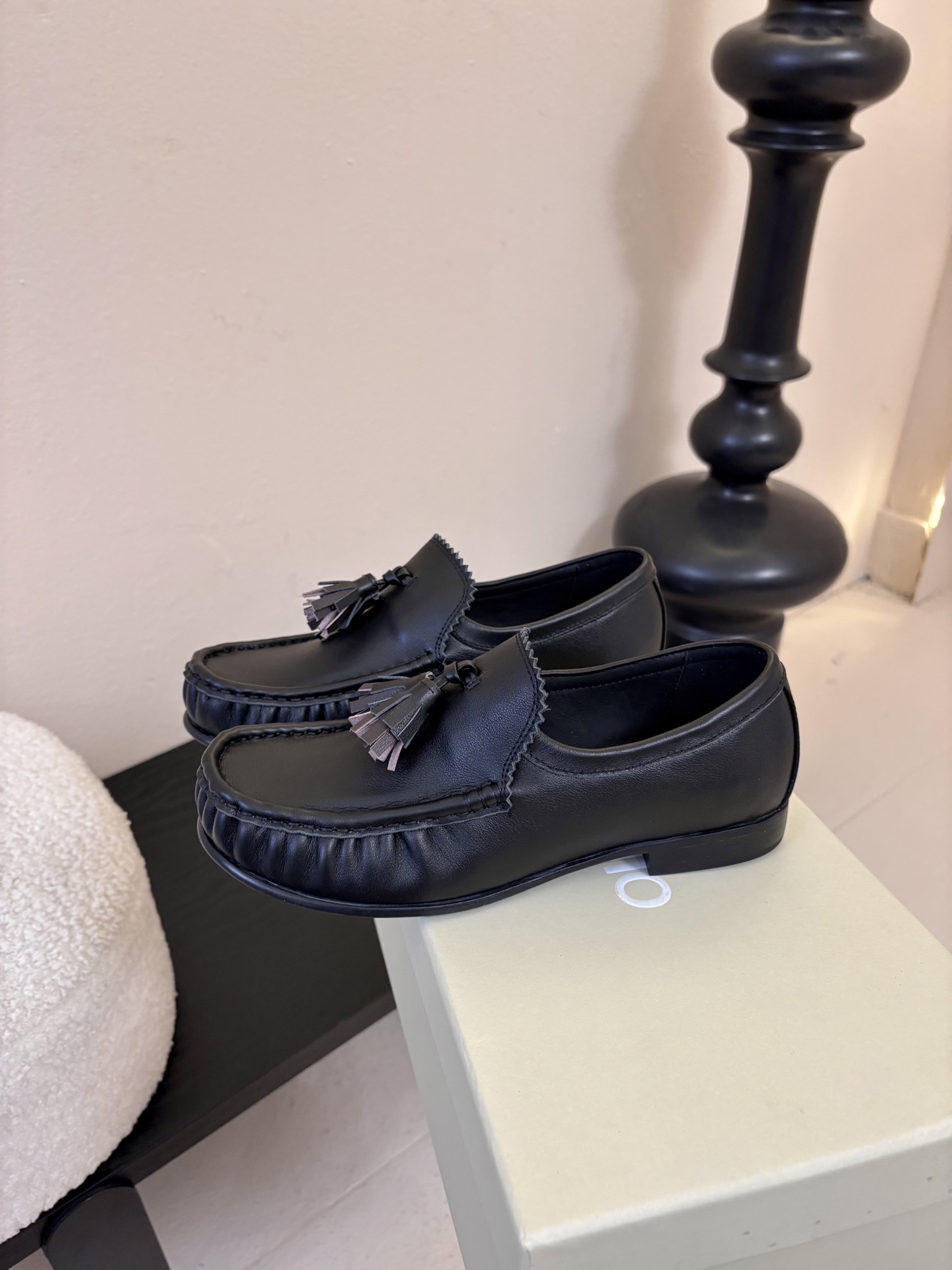 unfolio26春夏手工流苏装饰褶皱乐福鞋精致松弛，恰到好处。鞋面撞色流苏设计简约灵动，行走间自然晃动