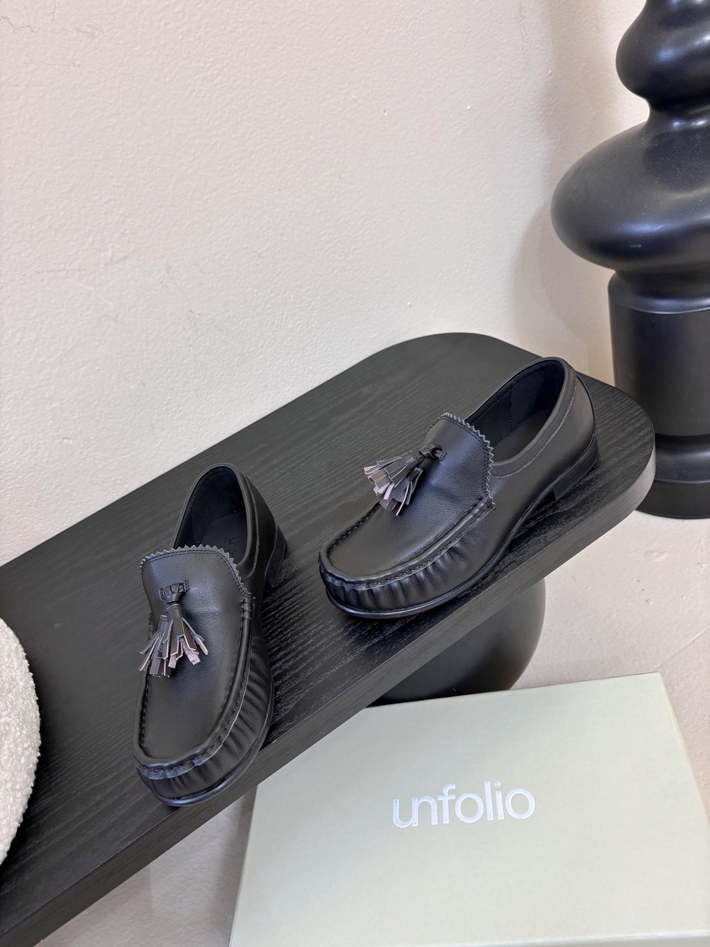 unfolio26春夏手工流苏装饰褶皱乐福鞋精致松弛，恰到好处。鞋面撞色流苏设计简约灵动，行走间自然晃动