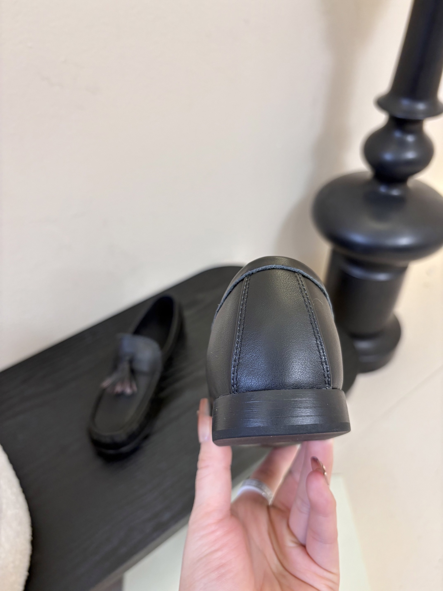 unfolio26春夏手工流苏装饰褶皱乐福鞋精致松弛，恰到好处。鞋面撞色流苏设计简约灵动，行走间自然晃动