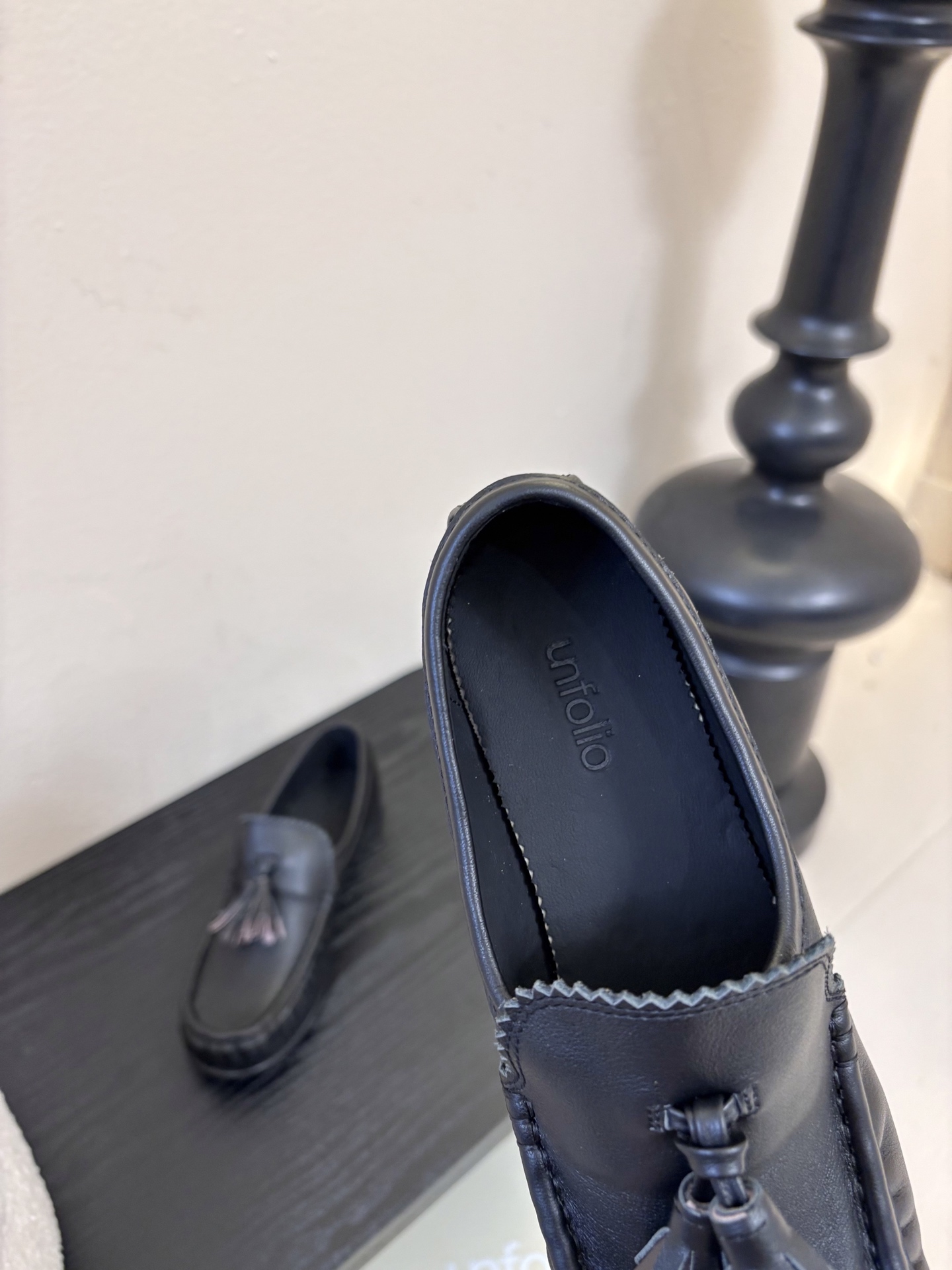 unfolio26春夏手工流苏装饰褶皱乐福鞋精致松弛，恰到好处。鞋面撞色流苏设计简约灵动，行走间自然晃动