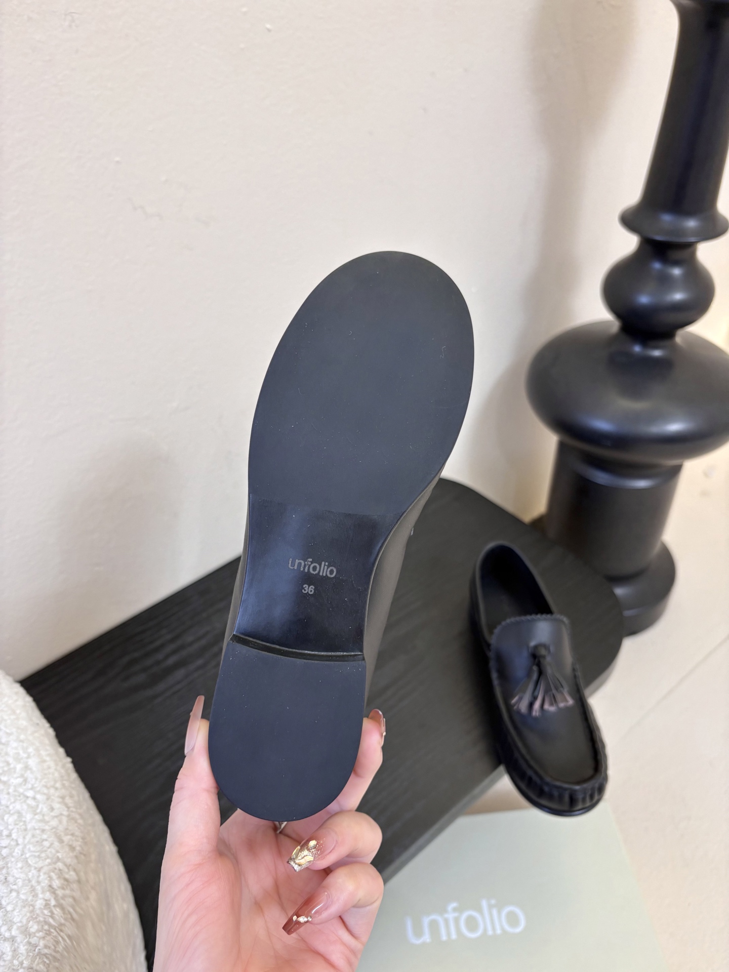 unfolio26春夏手工流苏装饰褶皱乐福鞋精致松弛，恰到好处。鞋面撞色流苏设计简约灵动，行走间自然晃动