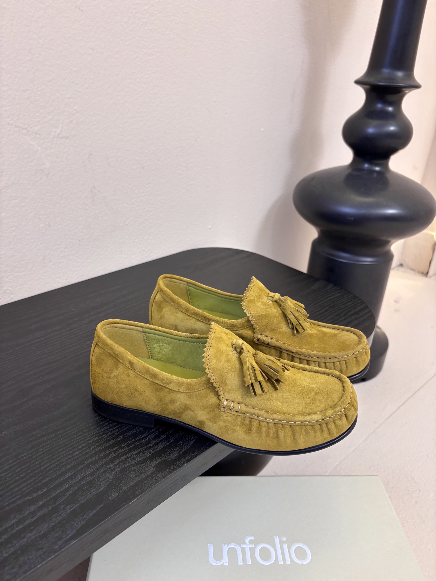 unfolio26春夏手工流苏装饰褶皱乐福鞋精致松弛，恰到好处。鞋面撞色流苏设计简约灵动，行走间自然晃动