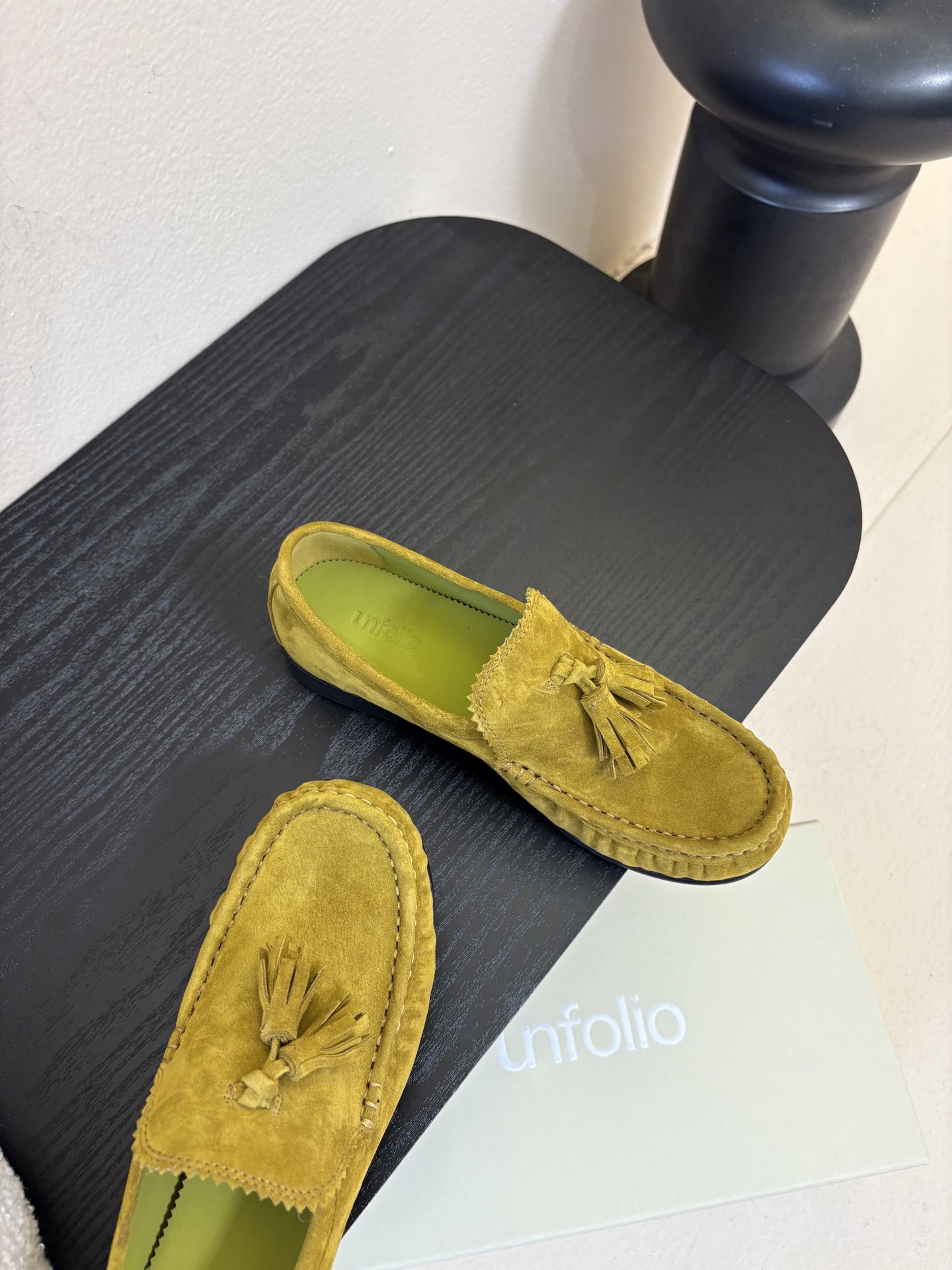 unfolio26春夏手工流苏装饰褶皱乐福鞋精致松弛，恰到好处。鞋面撞色流苏设计简约灵动，行走间自然晃动