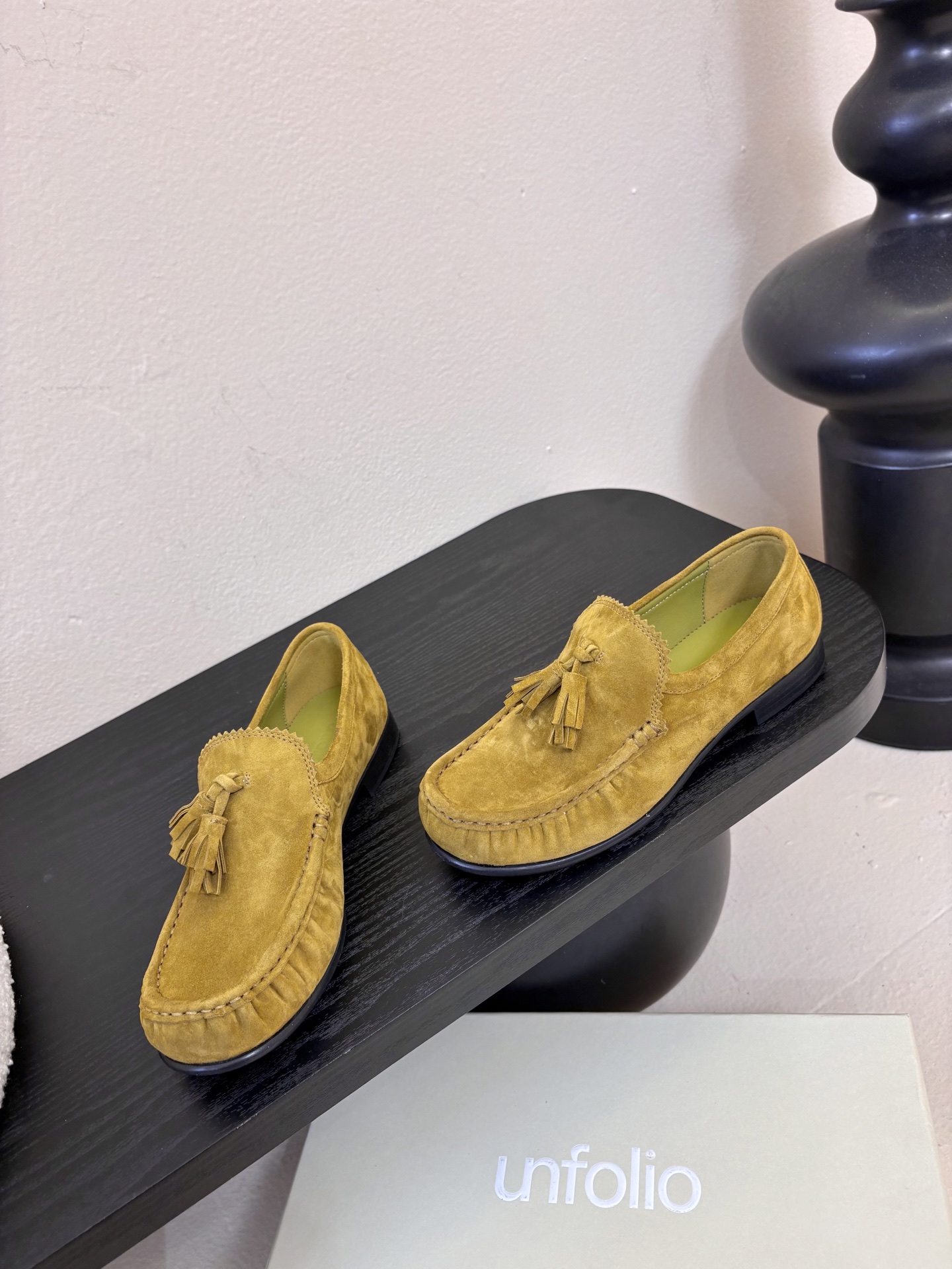 unfolio26春夏手工流苏装饰褶皱乐福鞋精致松弛，恰到好处。鞋面撞色流苏设计简约灵动，行走间自然晃动