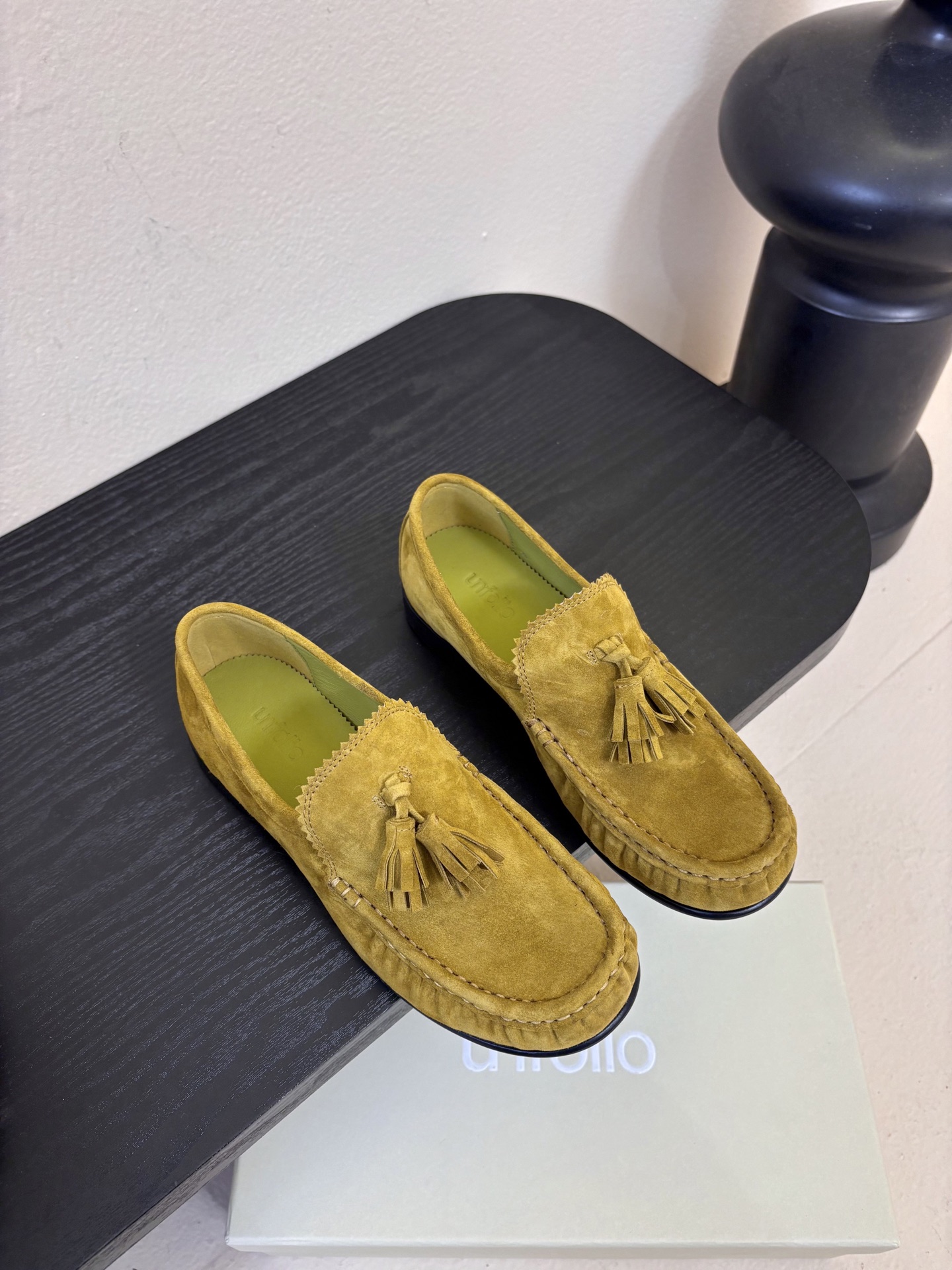 unfolio26春夏手工流苏装饰褶皱乐福鞋精致松弛，恰到好处。鞋面撞色流苏设计简约灵动，行走间自然晃动