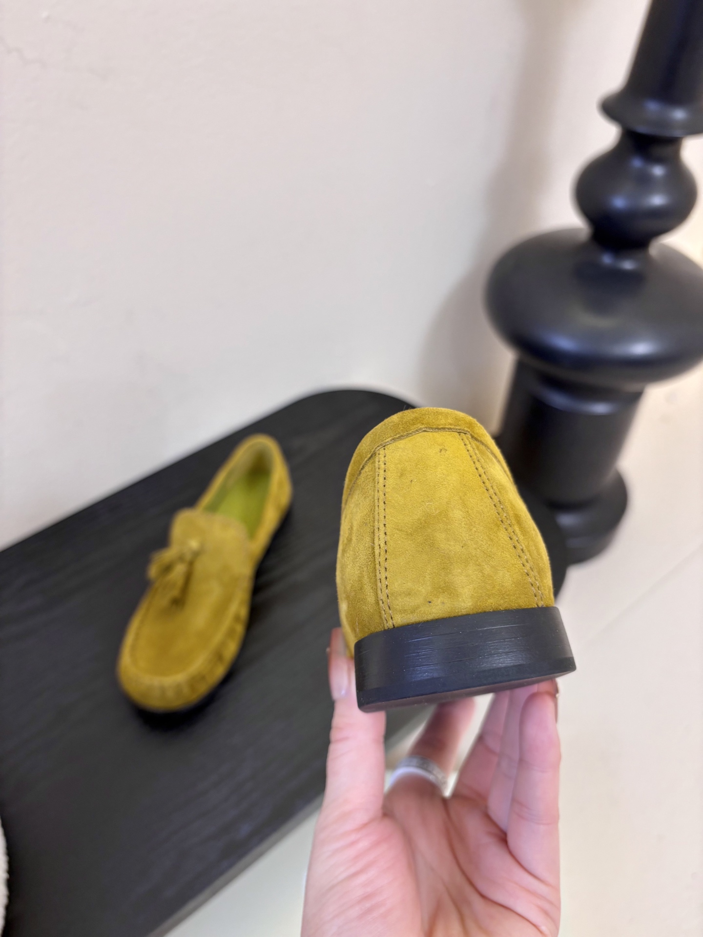 unfolio26春夏手工流苏装饰褶皱乐福鞋精致松弛，恰到好处。鞋面撞色流苏设计简约灵动，行走间自然晃动