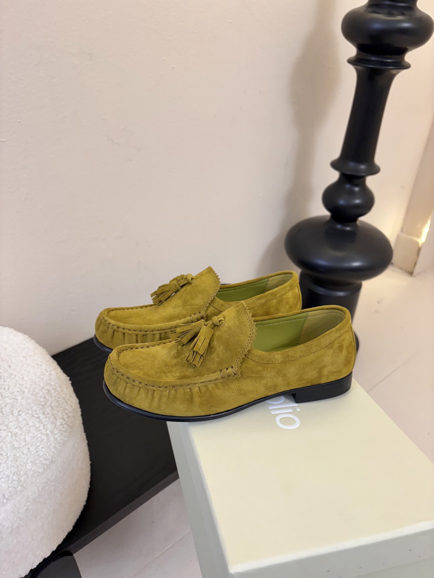 unfolio26春夏手工流苏装饰褶皱乐福鞋精致松弛，恰到好处。鞋面撞色流苏设计简约灵动，行走间自然晃动