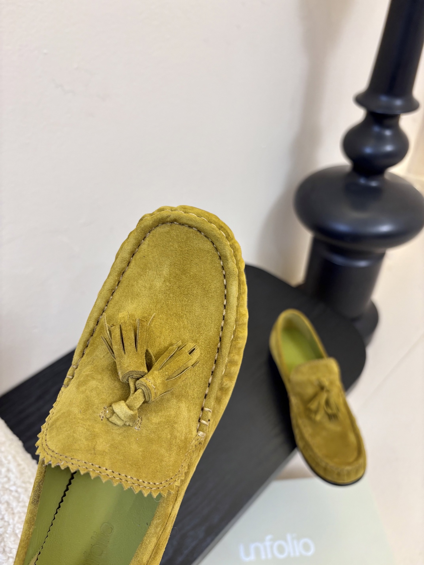 unfolio26春夏手工流苏装饰褶皱乐福鞋精致松弛，恰到好处。鞋面撞色流苏设计简约灵动，行走间自然晃动