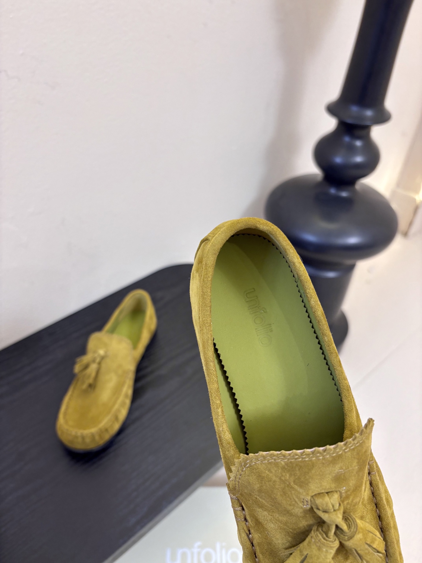 unfolio26春夏手工流苏装饰褶皱乐福鞋精致松弛，恰到好处。鞋面撞色流苏设计简约灵动，行走间自然晃动