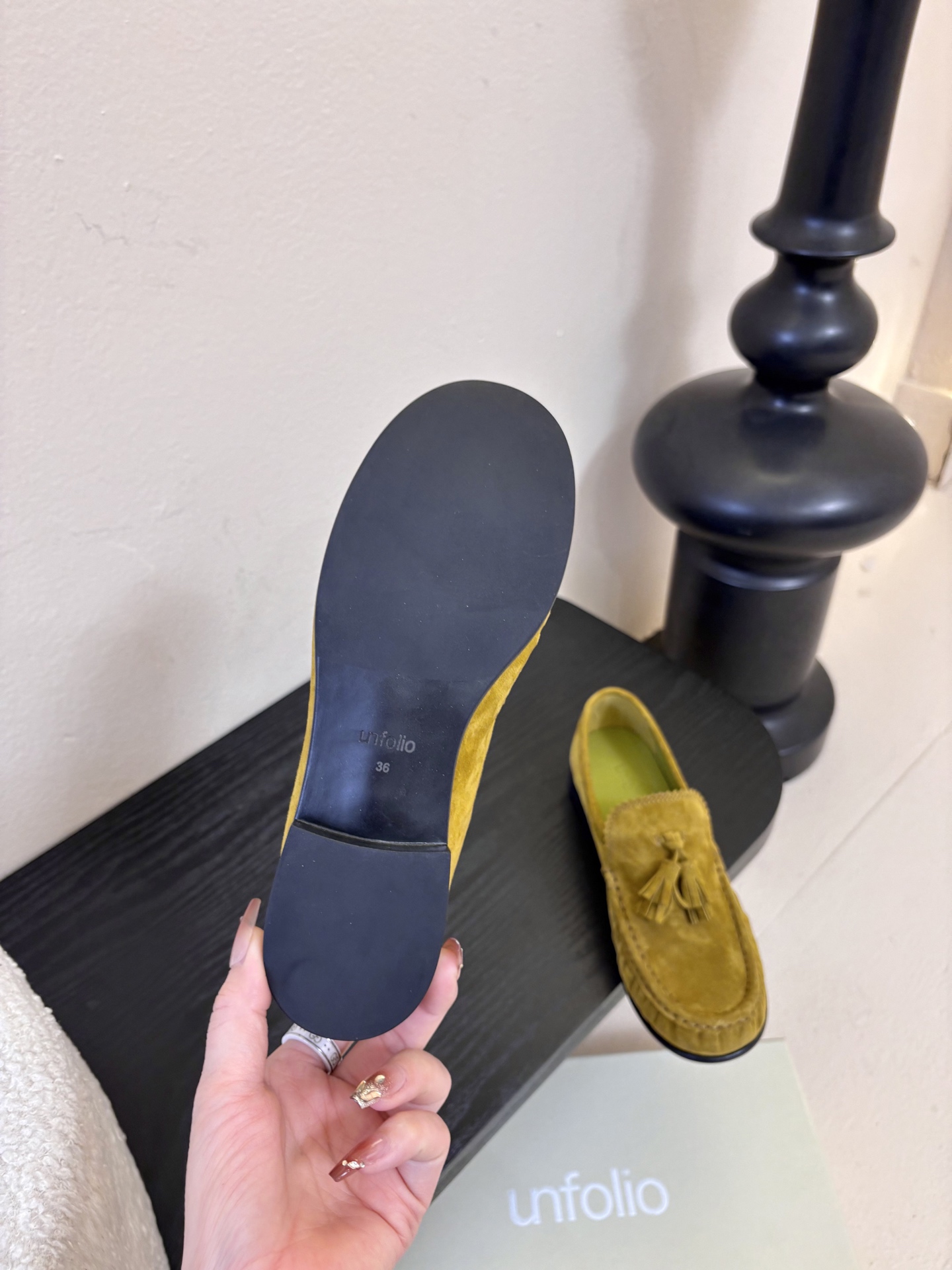 unfolio26春夏手工流苏装饰褶皱乐福鞋精致松弛，恰到好处。鞋面撞色流苏设计简约灵动，行走间自然晃动