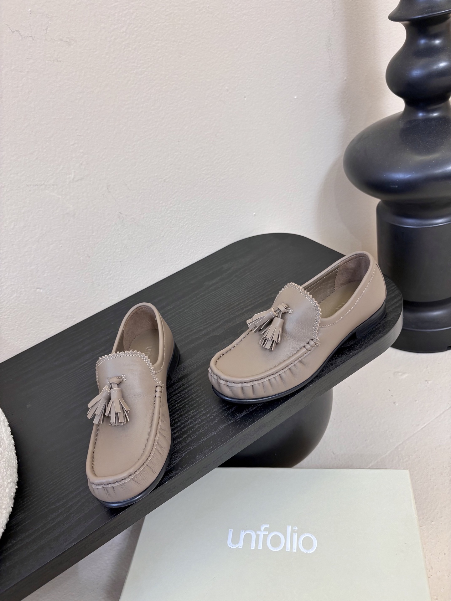 unfolio26春夏手工流苏装饰褶皱乐福鞋精致松弛，恰到好处。鞋面撞色流苏设计简约灵动，行走间自然晃动