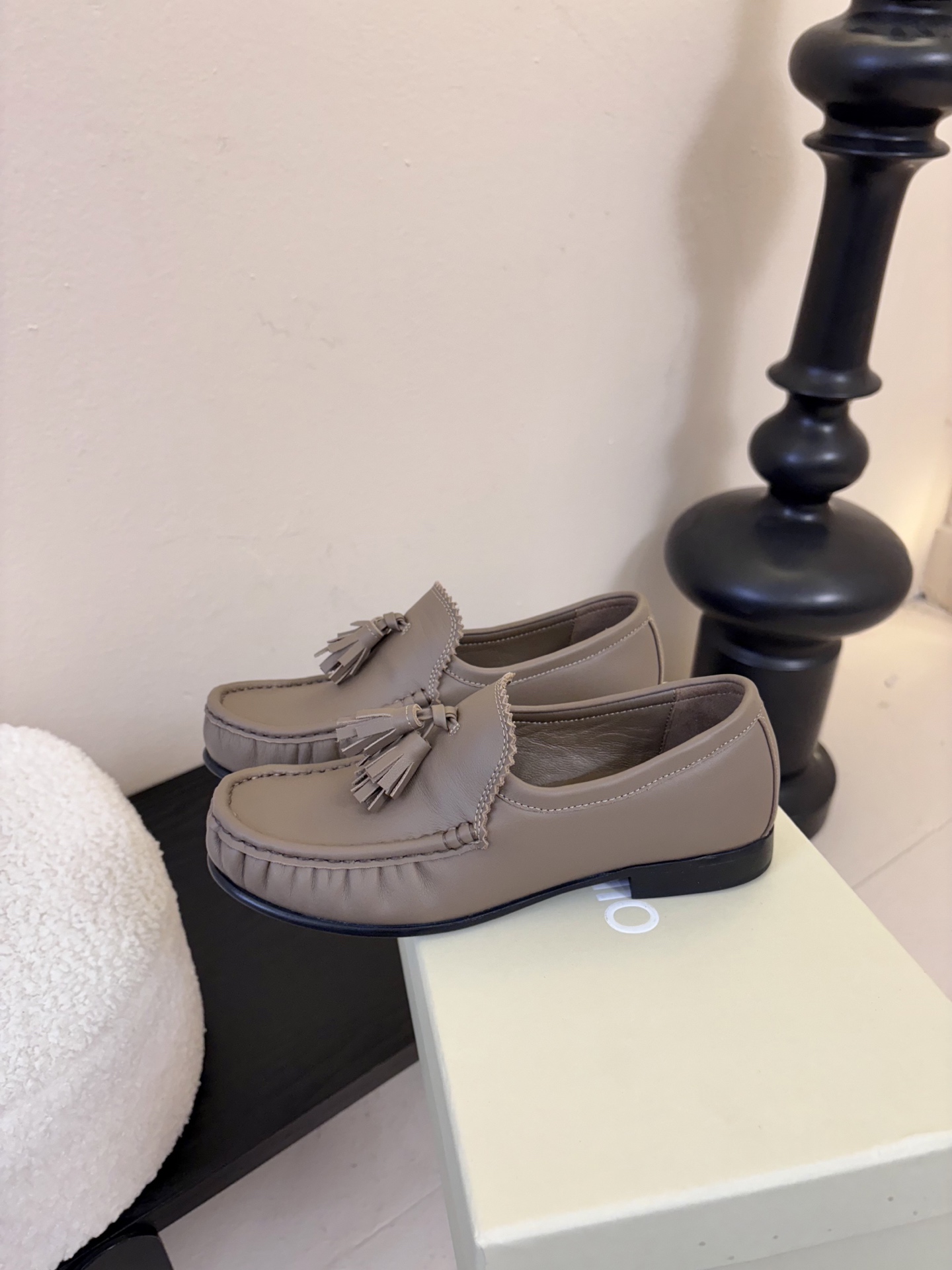 unfolio26春夏手工流苏装饰褶皱乐福鞋精致松弛，恰到好处。鞋面撞色流苏设计简约灵动，行走间自然晃动