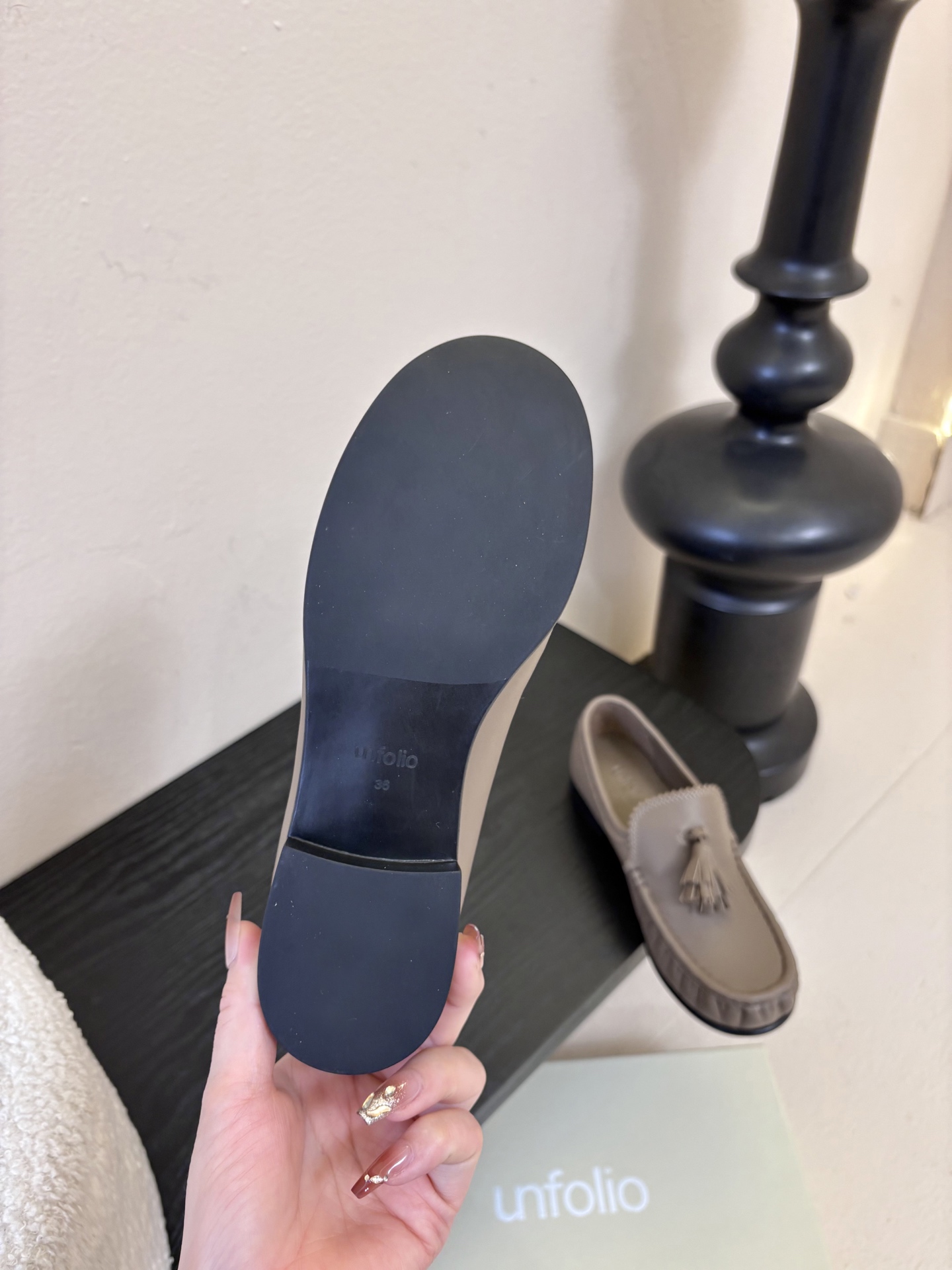 unfolio26春夏手工流苏装饰褶皱乐福鞋精致松弛，恰到好处。鞋面撞色流苏设计简约灵动，行走间自然晃动