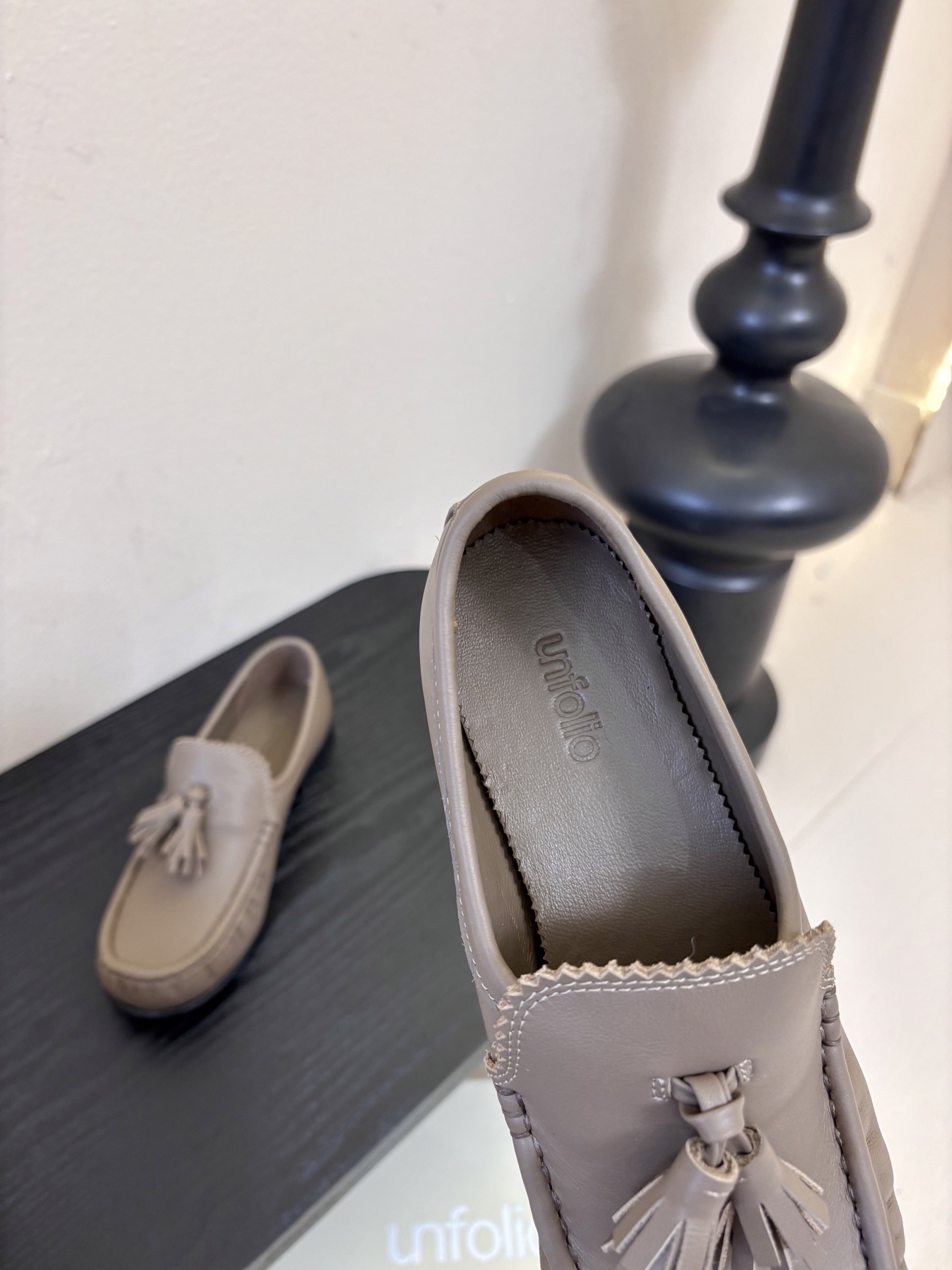 unfolio26春夏手工流苏装饰褶皱乐福鞋精致松弛，恰到好处。鞋面撞色流苏设计简约灵动，行走间自然晃动