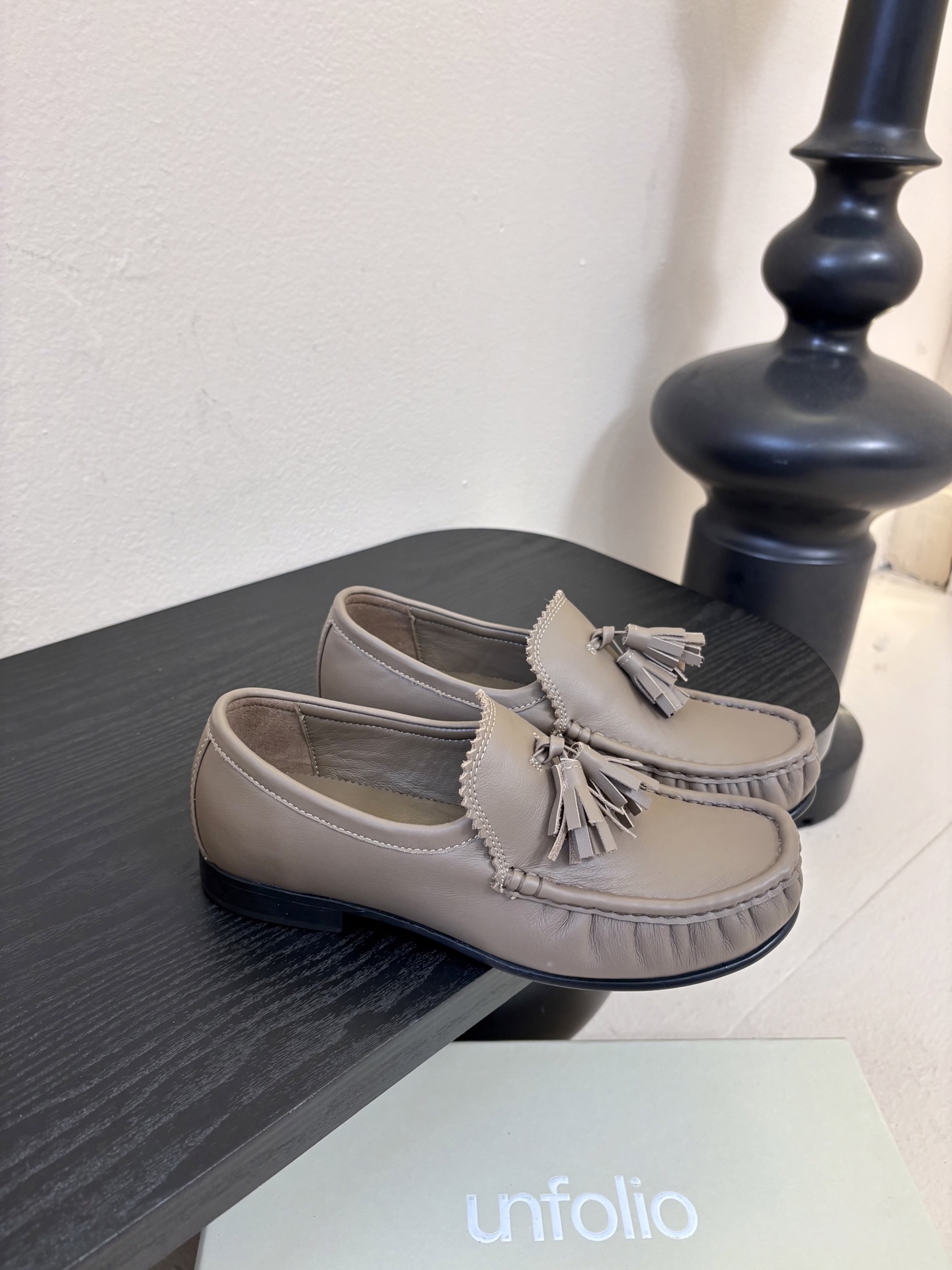 unfolio26春夏手工流苏装饰褶皱乐福鞋精致松弛，恰到好处。鞋面撞色流苏设计简约灵动，行走间自然晃动