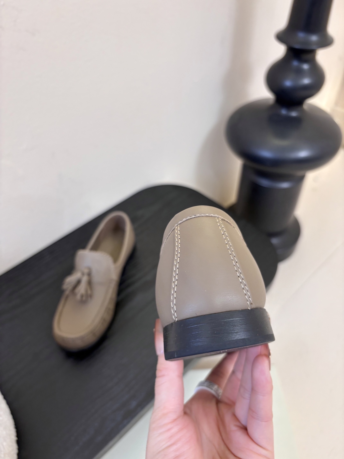 unfolio26春夏手工流苏装饰褶皱乐福鞋精致松弛，恰到好处。鞋面撞色流苏设计简约灵动，行走间自然晃动