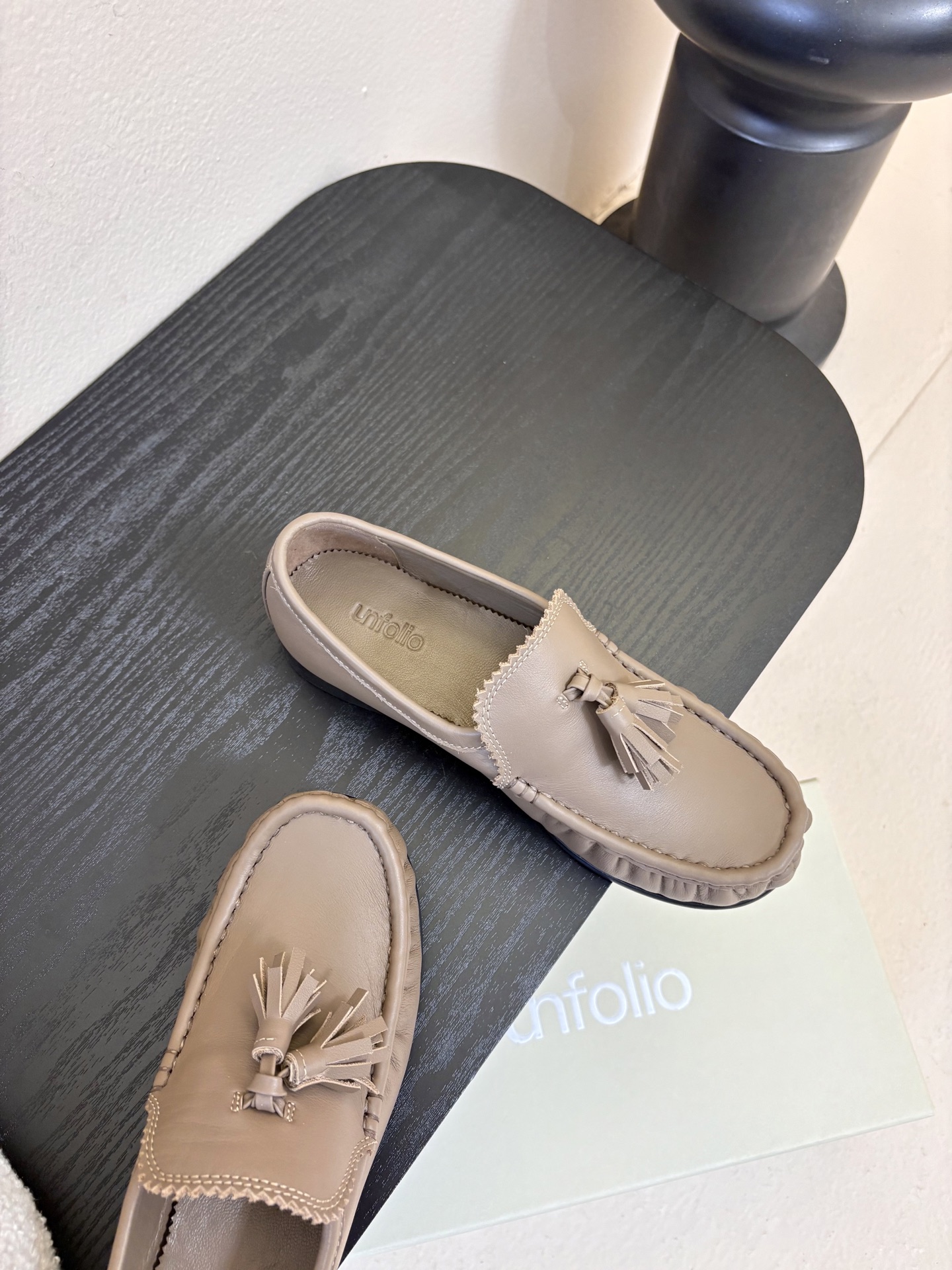 unfolio26春夏手工流苏装饰褶皱乐福鞋精致松弛，恰到好处。鞋面撞色流苏设计简约灵动，行走间自然晃动