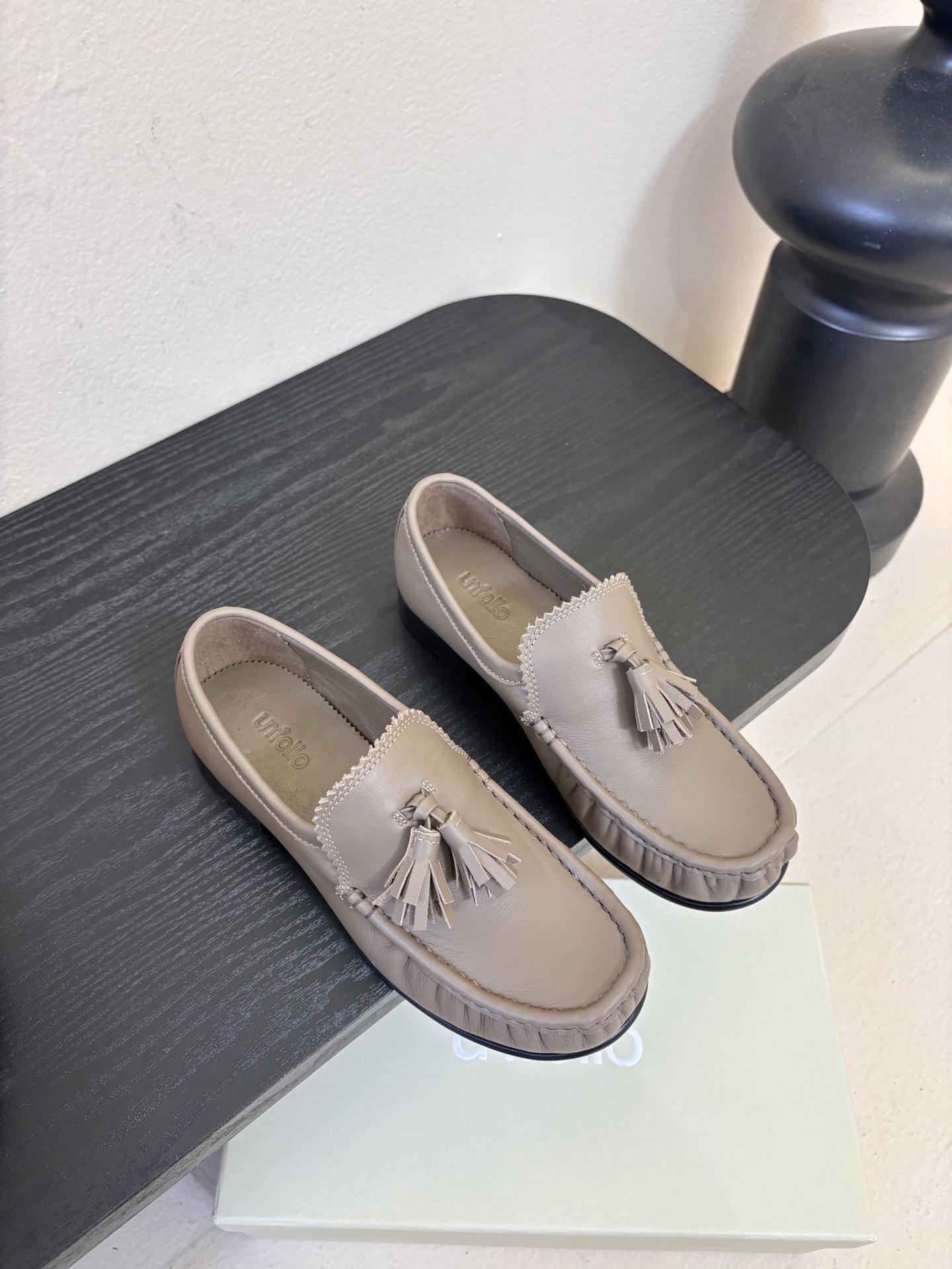 NO:679846,unfolio26 spring and summer handmade tassel-decorated pleated loafers are exquisite and relaxed, just right. The contrasting tassel design on the upper is simple and flexible, and it sways naturally when walking, with a retro texture. Two classic details echo the design inspiration, which not only continues the elegance of loafers, but also adds a sense of sophistication. The shoe body has no hard design, and the upper foot is soft, comfortable and unburdened. Four colors include elephant gray, chestnut brown, turmeric, classic black, sizes 35-40., loafers, loafers19860909unfolio26春夏手工流苏装饰褶皱乐福鞋 精致松弛,恰到好处.鞋面撞色流苏设计简约灵动,行走间自然晃动,自带复古质感,两处经典细节呼应设计灵感,即延续乐福鞋的优雅底蕴,又增添精致感,鞋身无硬质设计,上脚柔软舒适无负担.四色入大象灰,栗棕色,姜黄,经典黑,尺码35-40.,乐福鞋,loafers,Women's Shoes