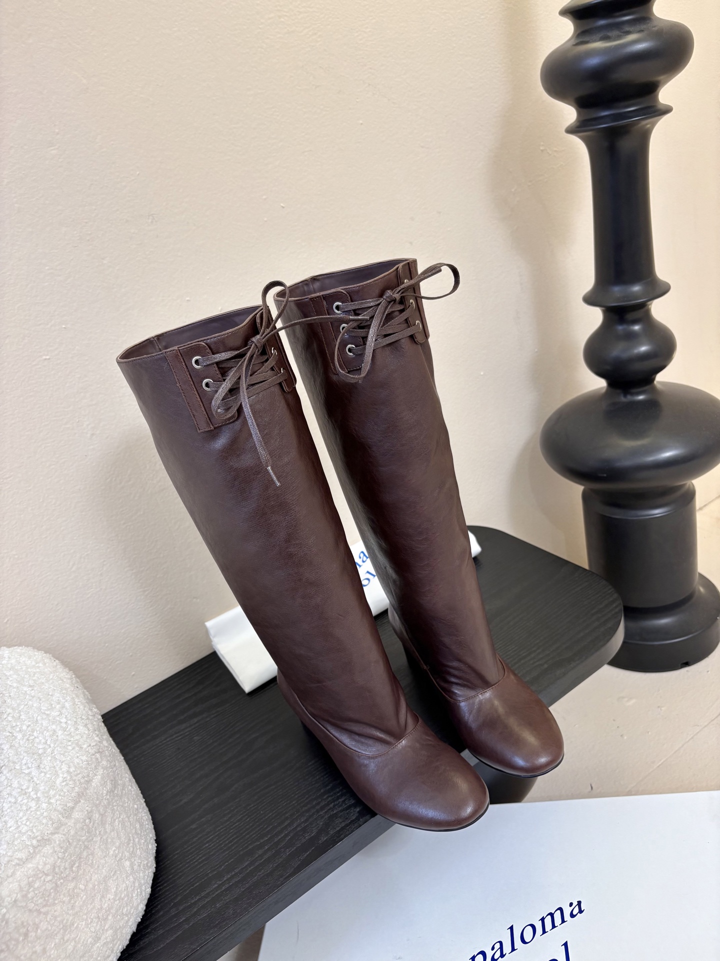 NO:679839,paloma wool's latest autumn and winter fashionable VICTORIA combat boots, continuous elegance and beauty, a frequently popular one, many bloggers upper body, ultra-light, ultra-soft high-grade 9 vegetable tanned leather with a strong sense of style, adjustable drawstring straps, long boots & short boots can be switched at will, the shape similar to a small flower bud is very beautiful, the tube height is 16 inches, size 35-39, 40 orders  Four colors deep coffee vegetable tanned leather, black vegetable tanned leather, beige gray, navy blue, boots, boots19860909paloma wool最新秋冬时髦VICTORIA战靴,持续的优雅美丽,频频火出圈的一款,超多博主上身,超轻,超柔软高级9植鞣皮风格感超强,抽绳细带可调节,长靴&短靴随意切换,类似小花苞的形状超好看,筒高16寸,尺码35-39,40订 四色入深咖啡植鞣皮,黑色植鞣皮,米灰色,海军蓝,靴子,boots,Women's Shoes